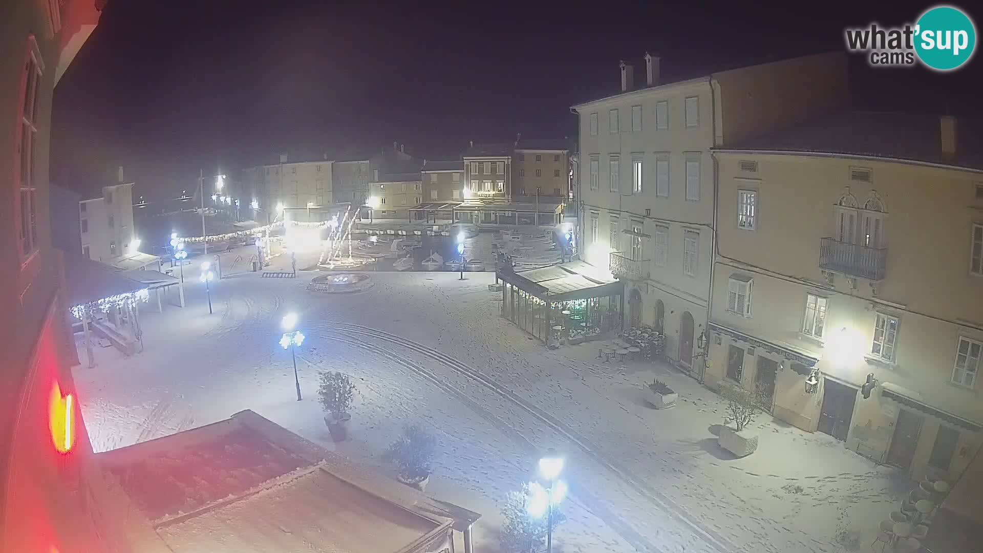 V ŽIVO spletna kamera Cres mesto – glavni trg in “mandrač” – otok Cres – Hrvaška