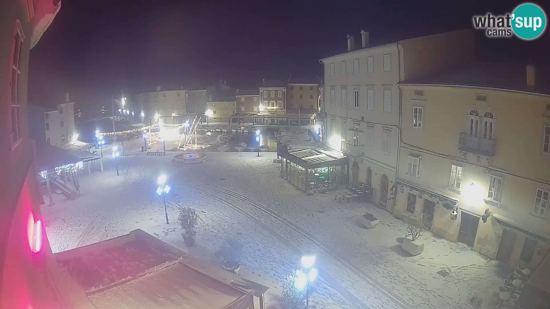 V ŽIVO spletna kamera Cres mesto – glavni trg in “mandrač” – otok Cres – Hrvaška