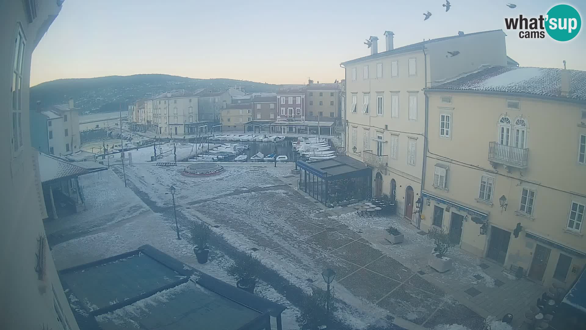 V ŽIVO spletna kamera Cres mesto – glavni trg in “mandrač” – otok Cres – Hrvaška