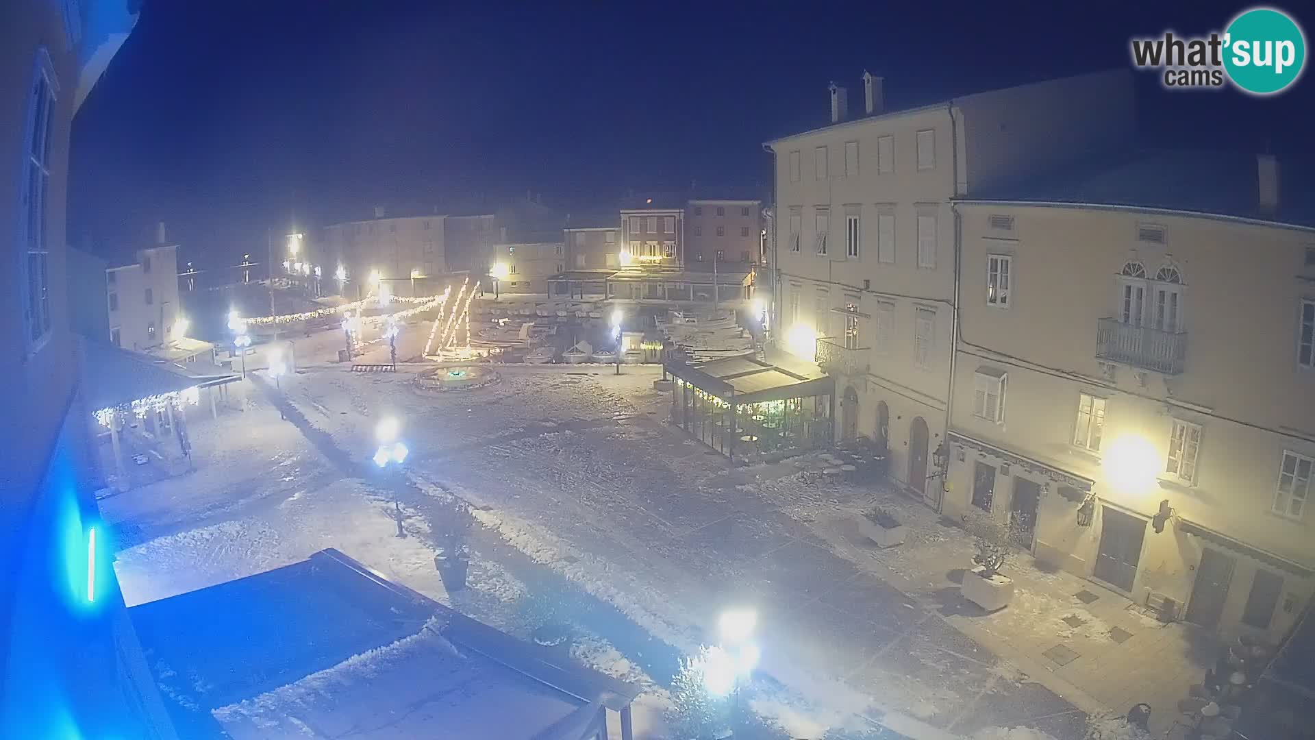 V ŽIVO spletna kamera Cres mesto – glavni trg in “mandrač” – otok Cres – Hrvaška