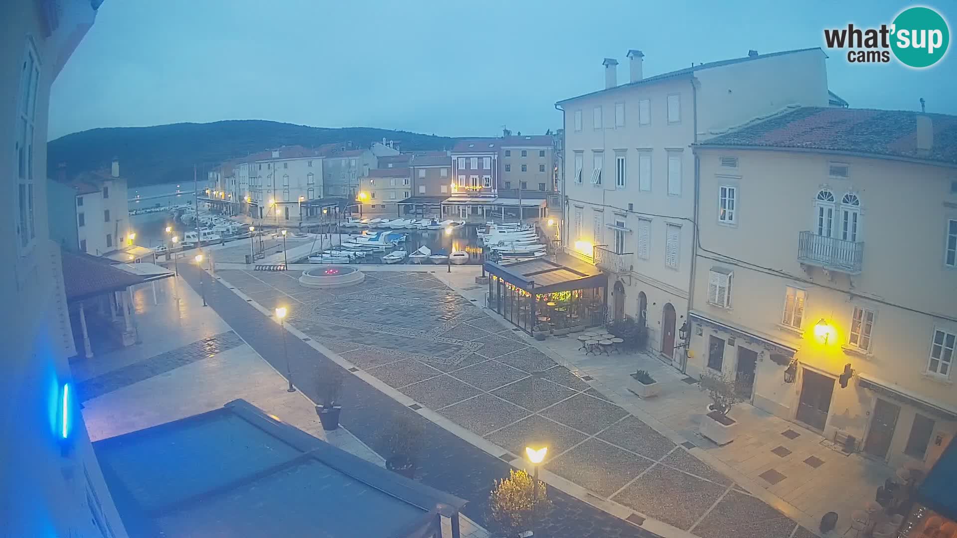 V ŽIVO spletna kamera Cres mesto – glavni trg in “mandrač” – otok Cres – Hrvaška