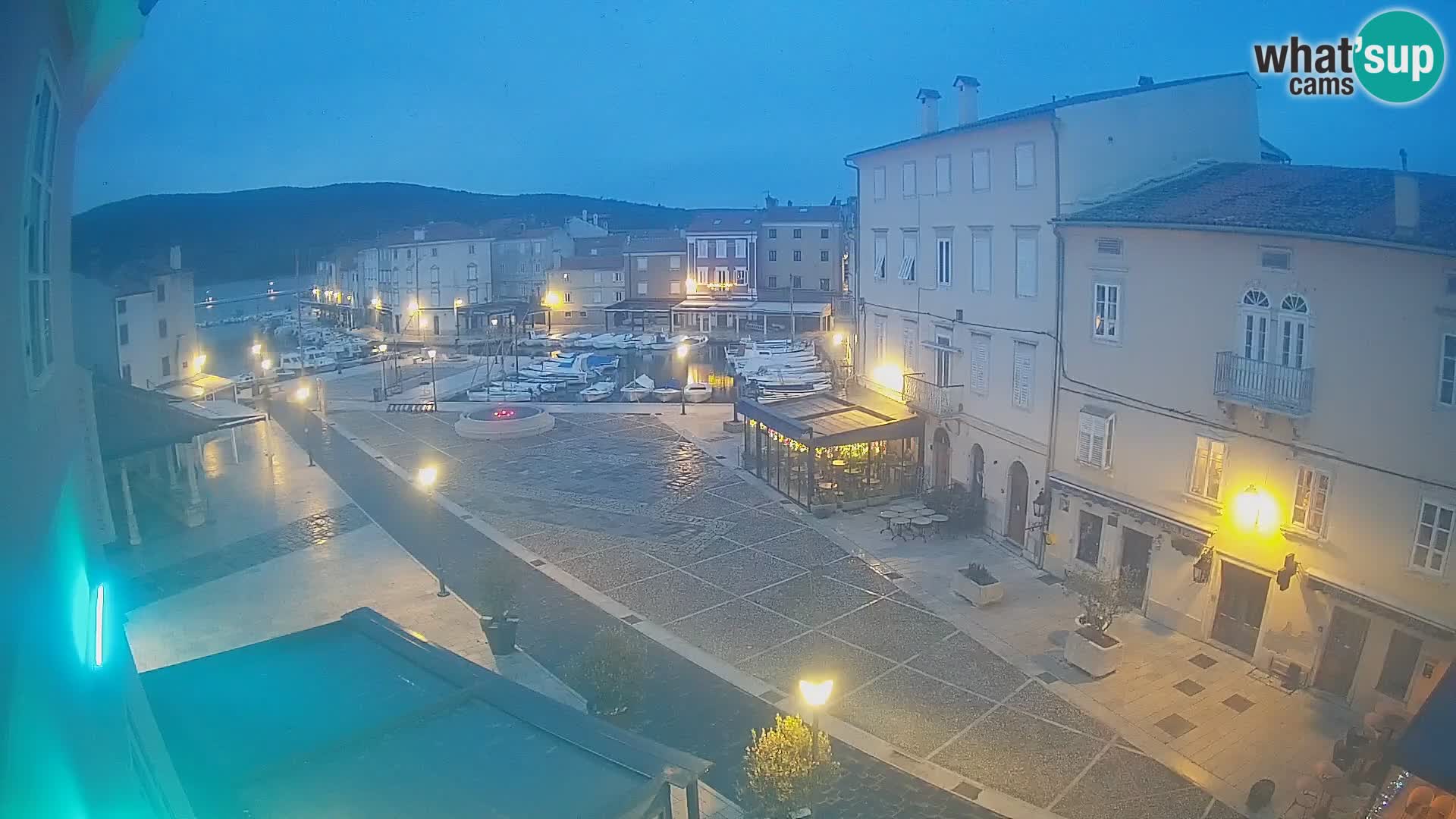 V ŽIVO spletna kamera Cres mesto – glavni trg in “mandrač” – otok Cres – Hrvaška