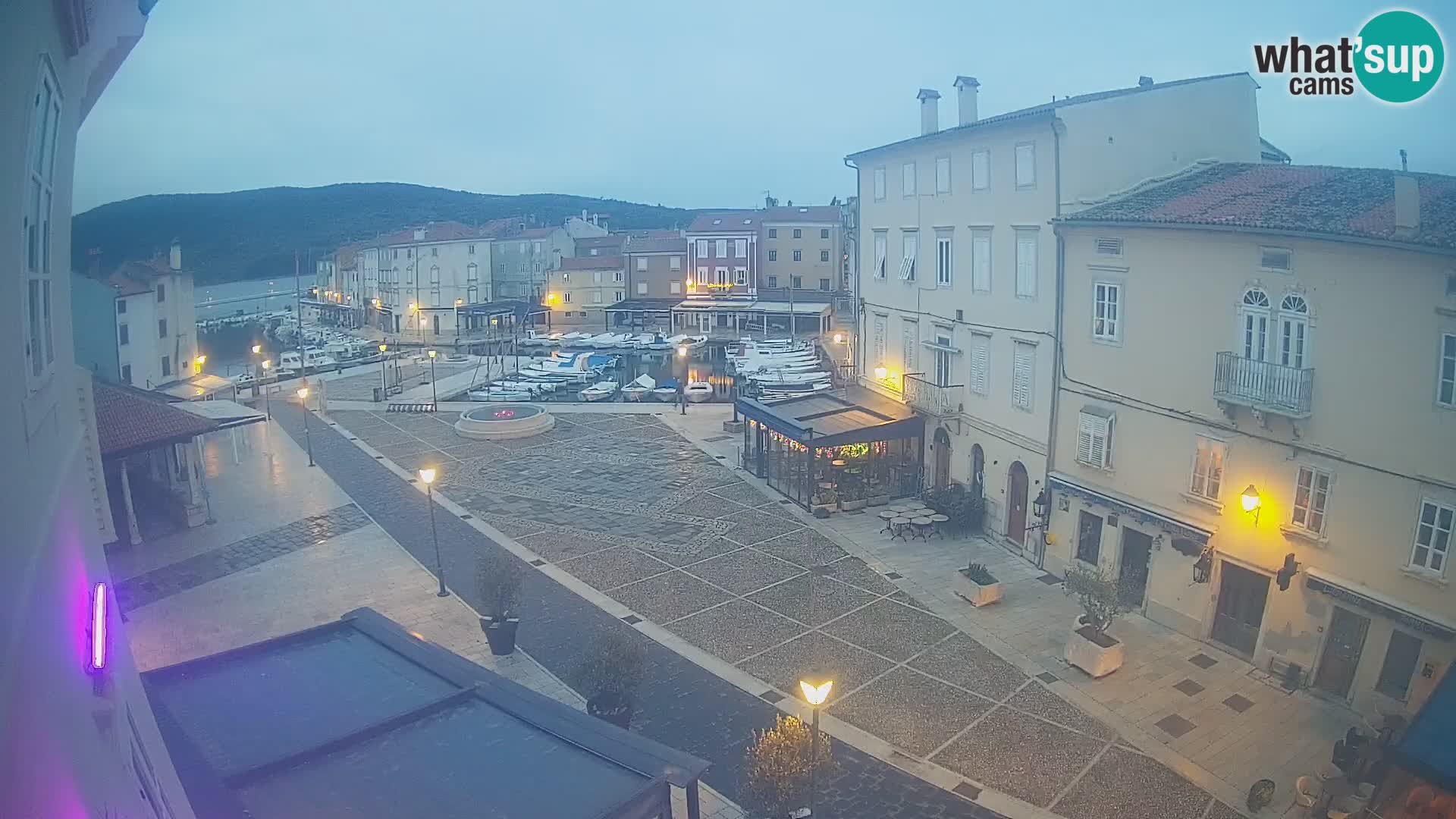 V ŽIVO spletna kamera Cres mesto – glavni trg in “mandrač” – otok Cres – Hrvaška