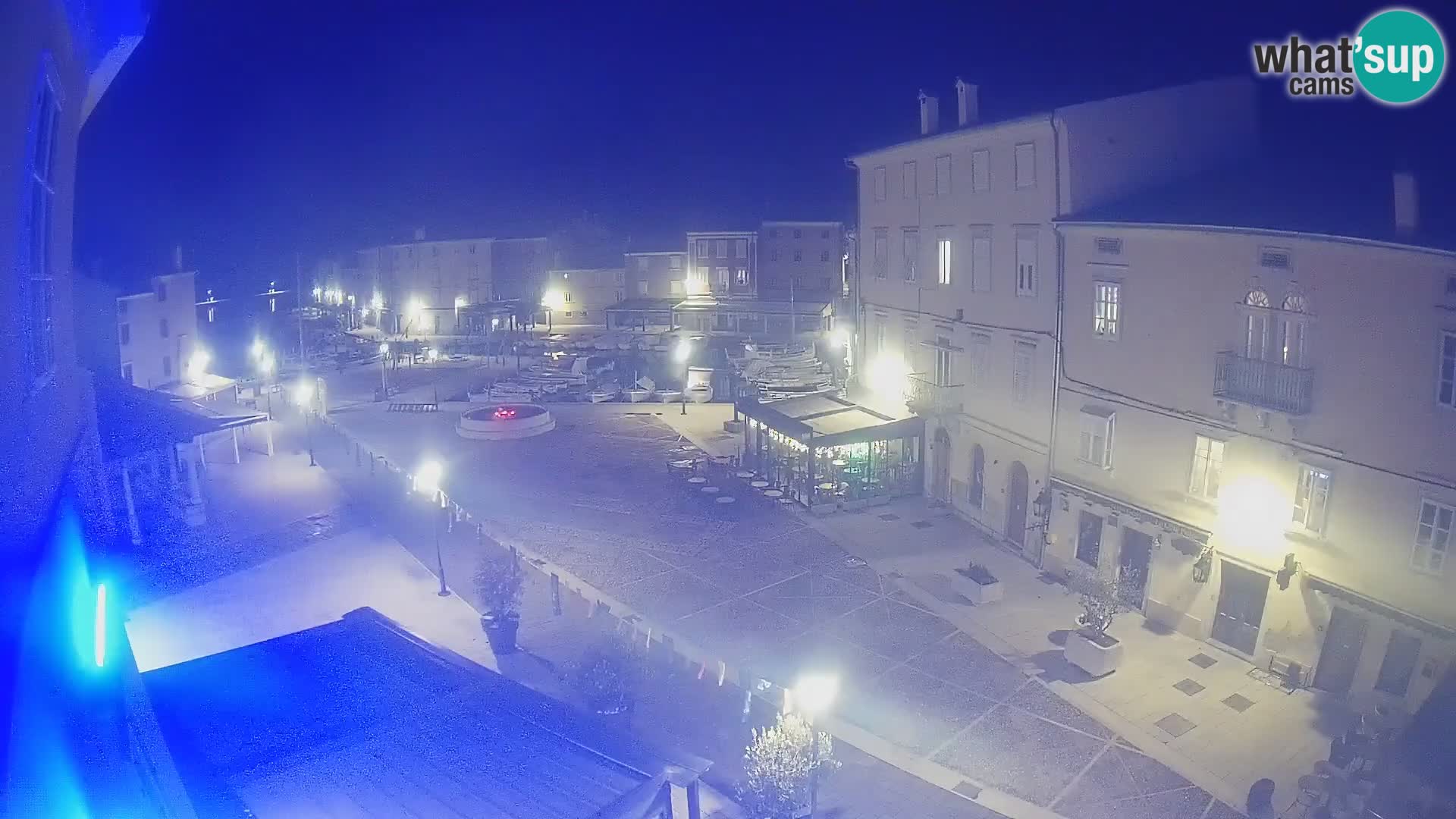 V ŽIVO spletna kamera Cres mesto – glavni trg in “mandrač” – otok Cres – Hrvaška