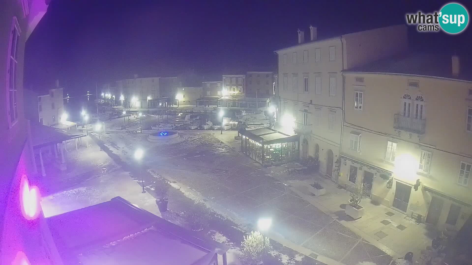 Kamera v ŽIVO Cres mesto – glavni trg in “mandrač” – otok Cres – Hrvaška