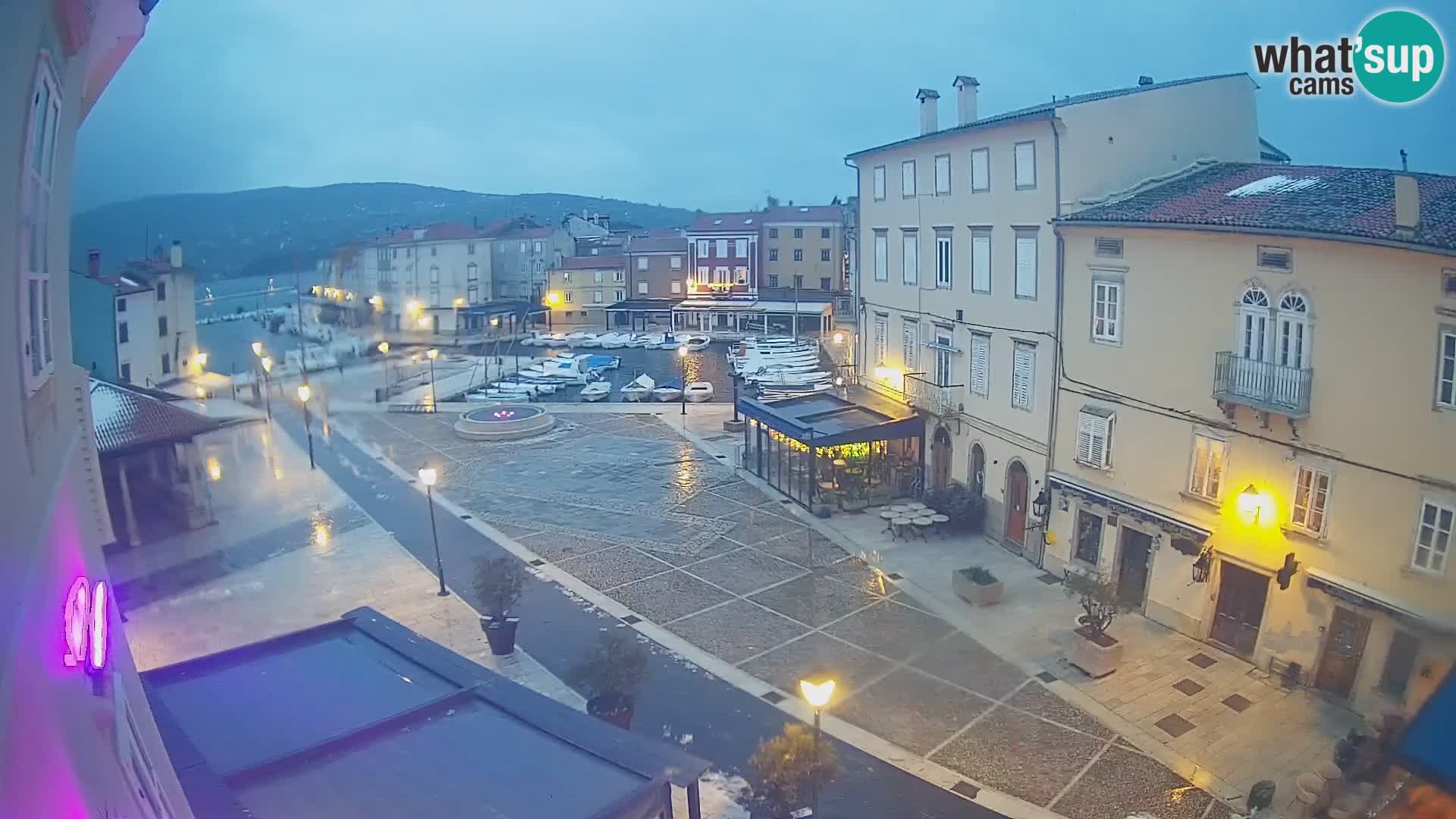 V ŽIVO spletna kamera Cres mesto – glavni trg in “mandrač” – otok Cres – Hrvaška