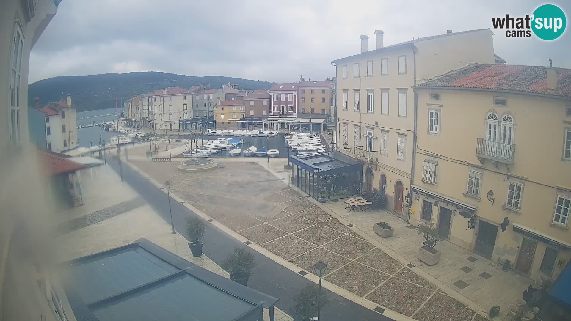 LIVE cam Cres city – place principale et “mandrač” – île de Cres – Croatie