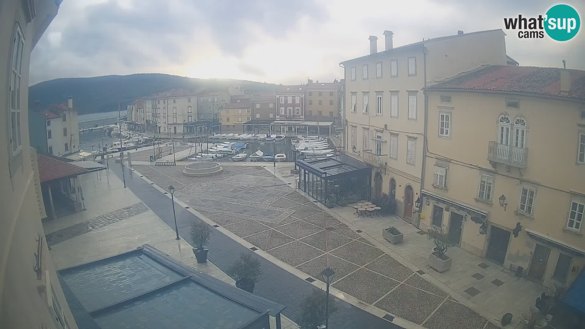 LIVE cam Cres città – piazza principale e “mandrač” – isola di Cherso – Croazia