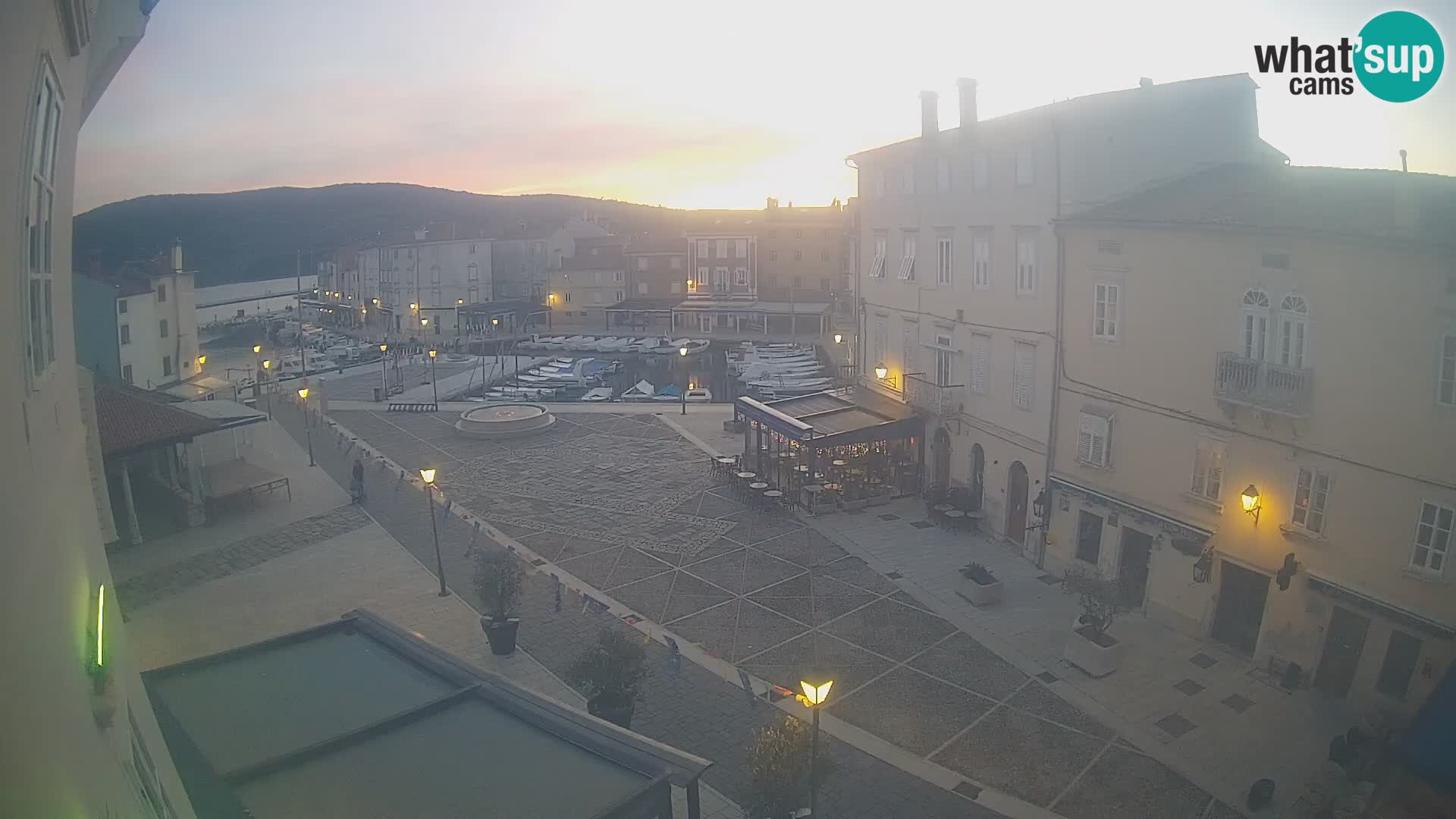 Web kamera Grad Cres – glavni trg i “mandrač” – otok Cres