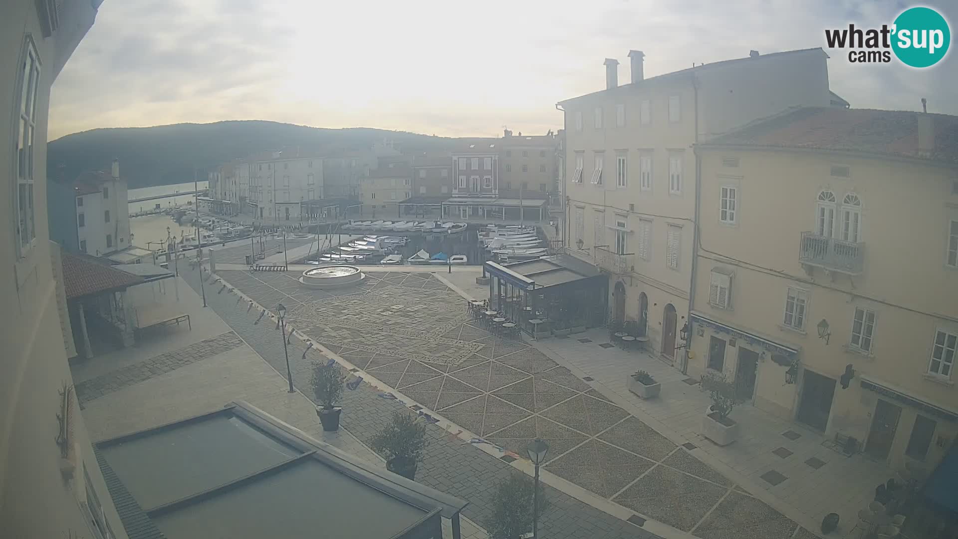 LIVE cam Cres city – place principale et “mandrač” – île de Cres – Croatie