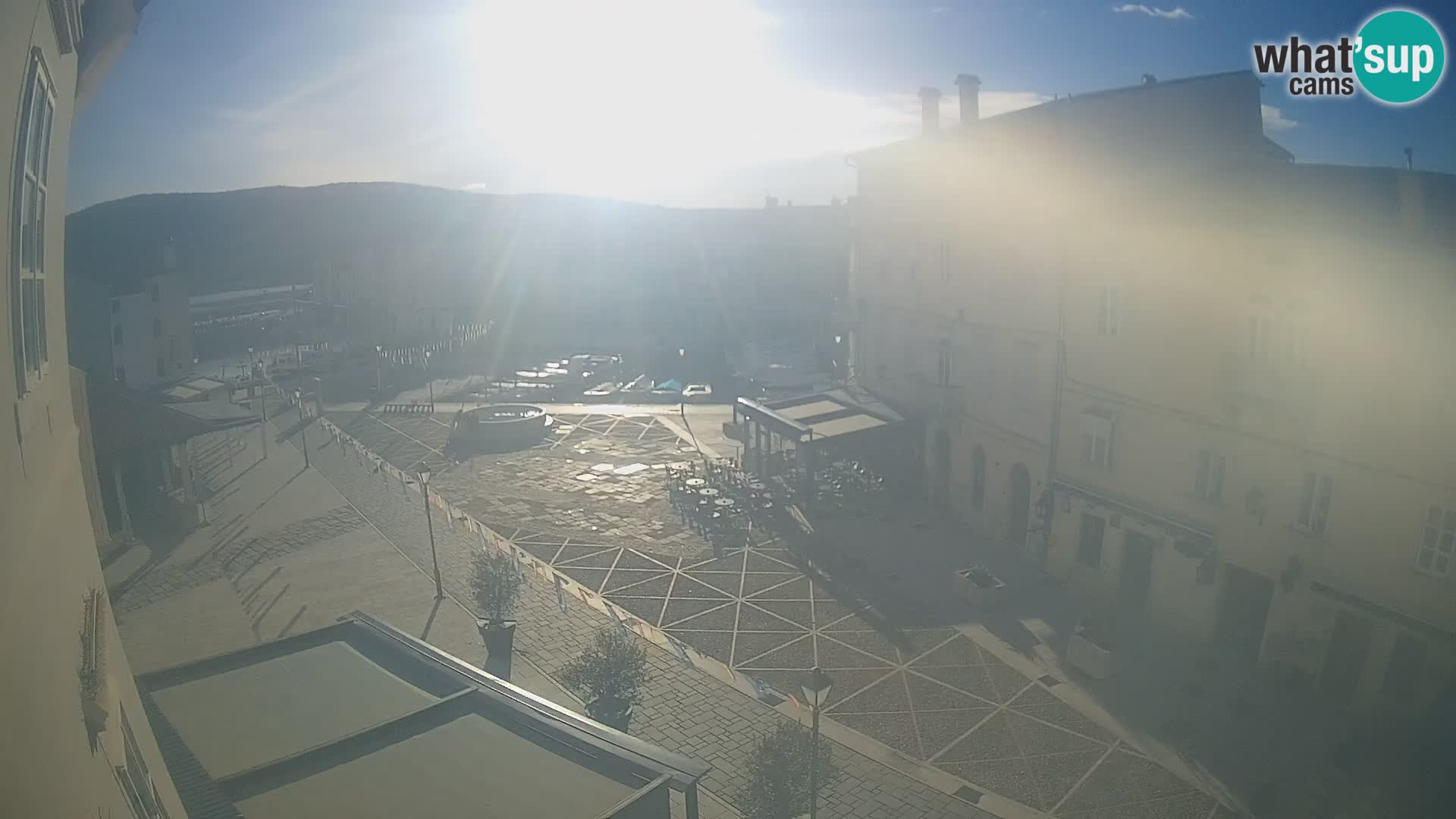 LIVE cam Cres city – place principale et “mandrač” – île de Cres – Croatie