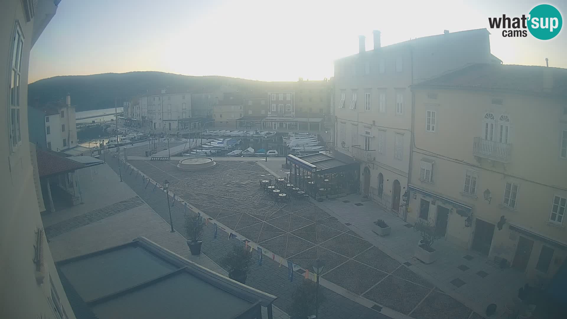 LIVE cam Cres città – piazza principale e “mandrač” – isola di Cherso – Croazia