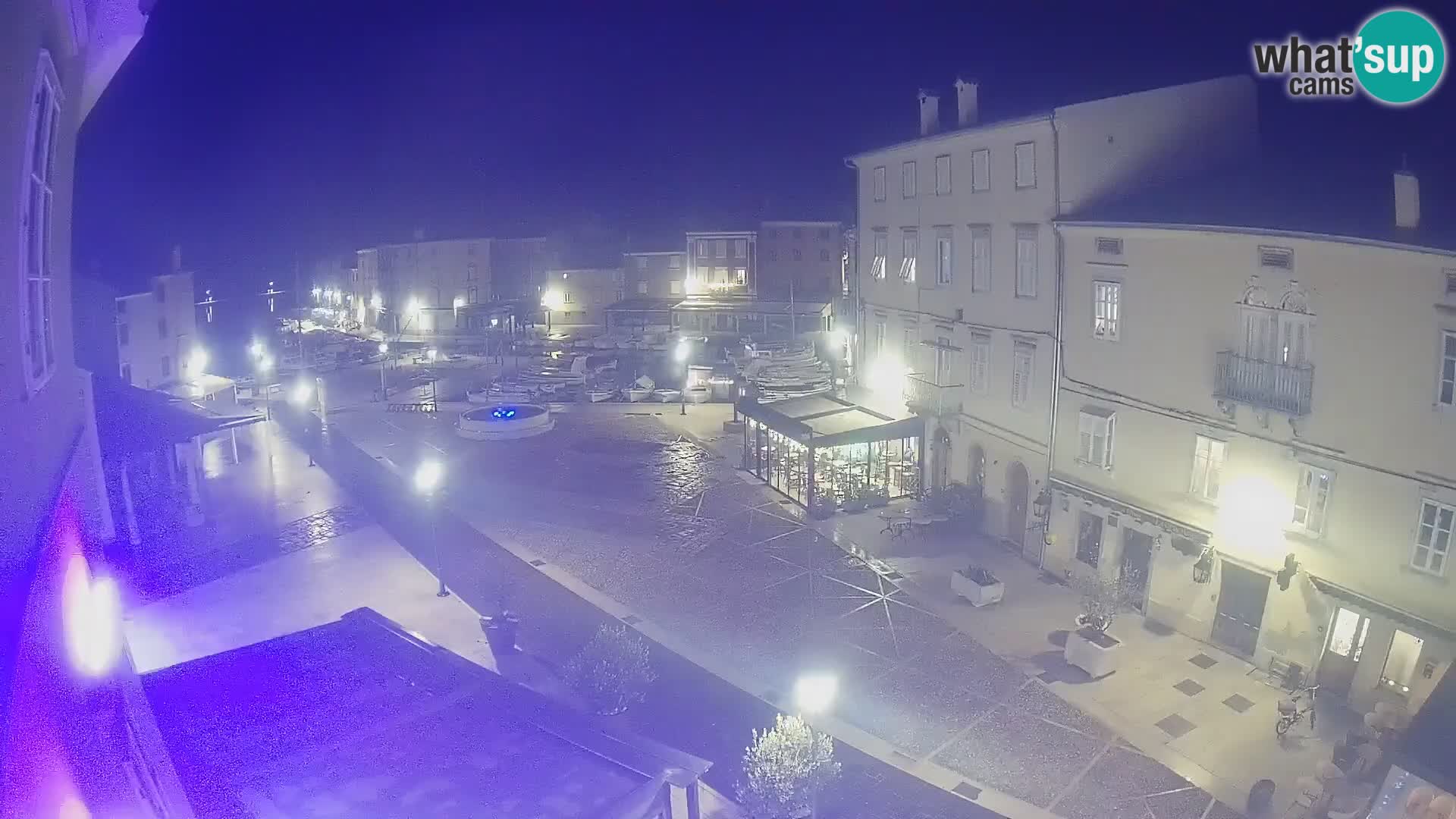 Web kamera Grad Cres – glavni trg i “mandrač” – otok Cres