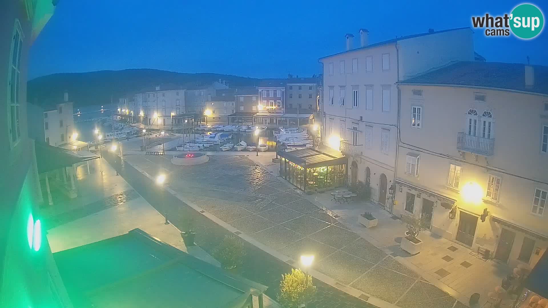 Web kamera Grad Cres – glavni trg i “mandrač” – otok Cres