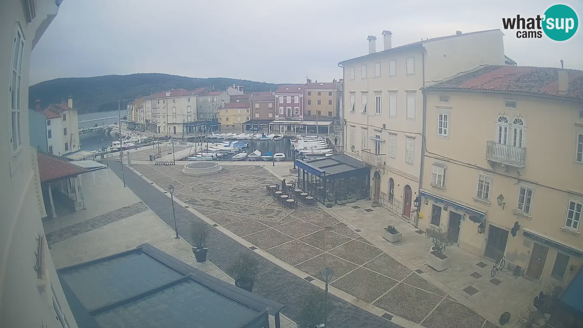LIVE cam Cres city – place principale et “mandrač” – île de Cres – Croatie