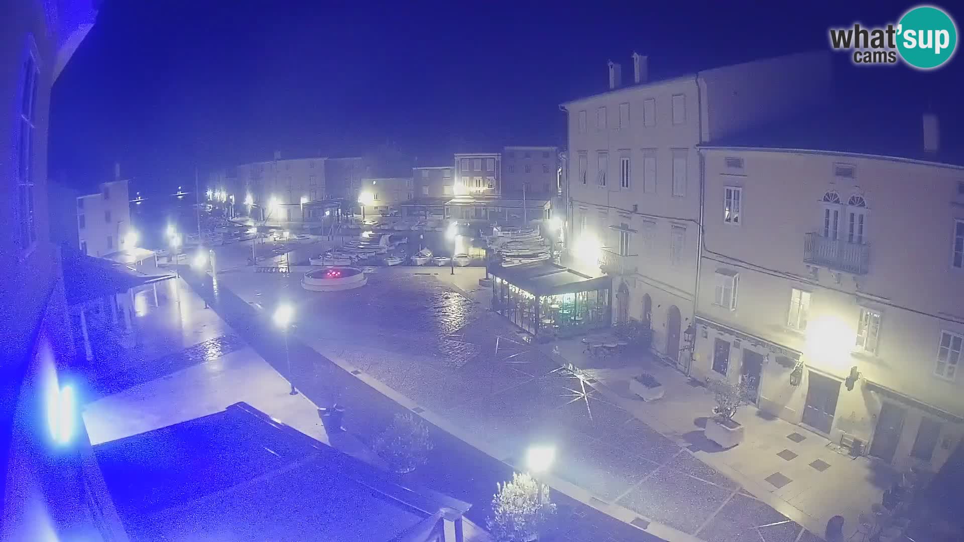 V ŽIVO spletna kamera Cres mesto – glavni trg in “mandrač” – otok Cres – Hrvaška