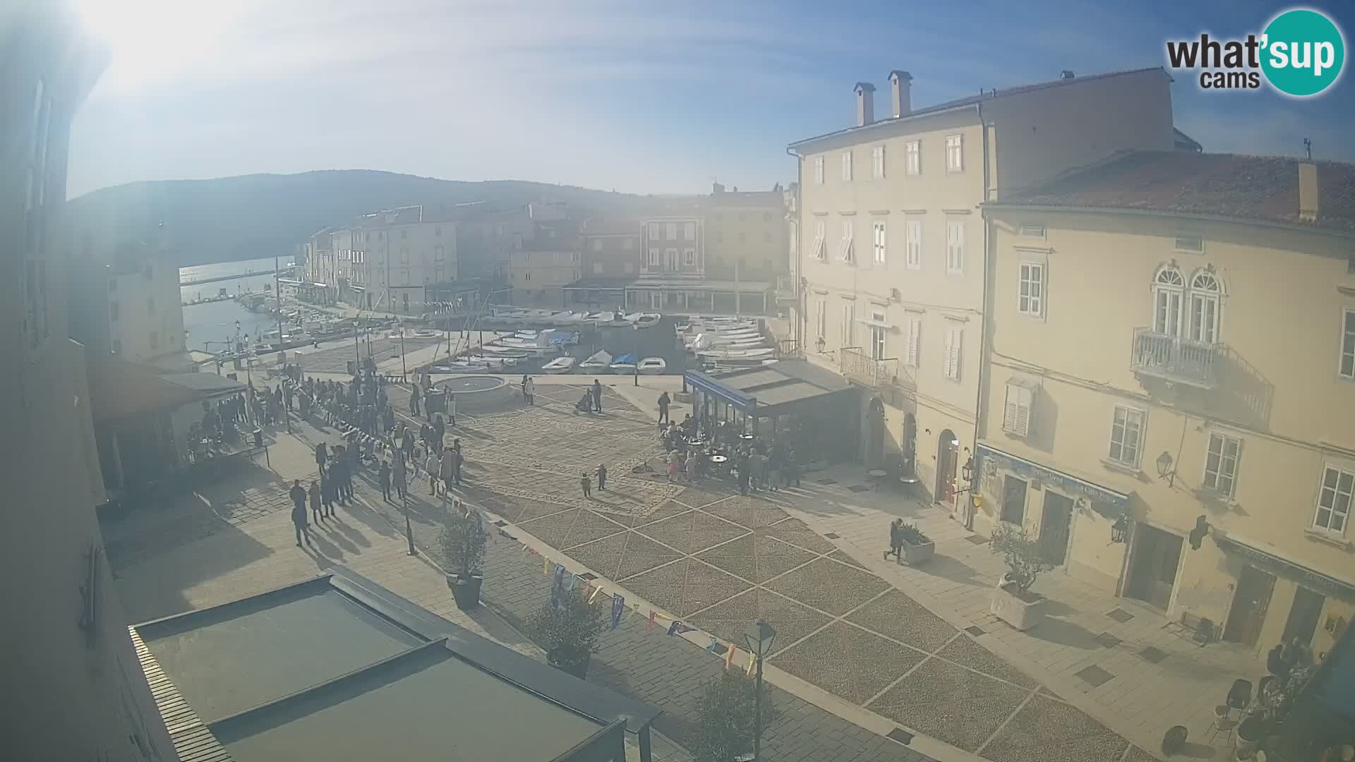 V ŽIVO spletna kamera Cres mesto – glavni trg in “mandrač” – otok Cres – Hrvaška