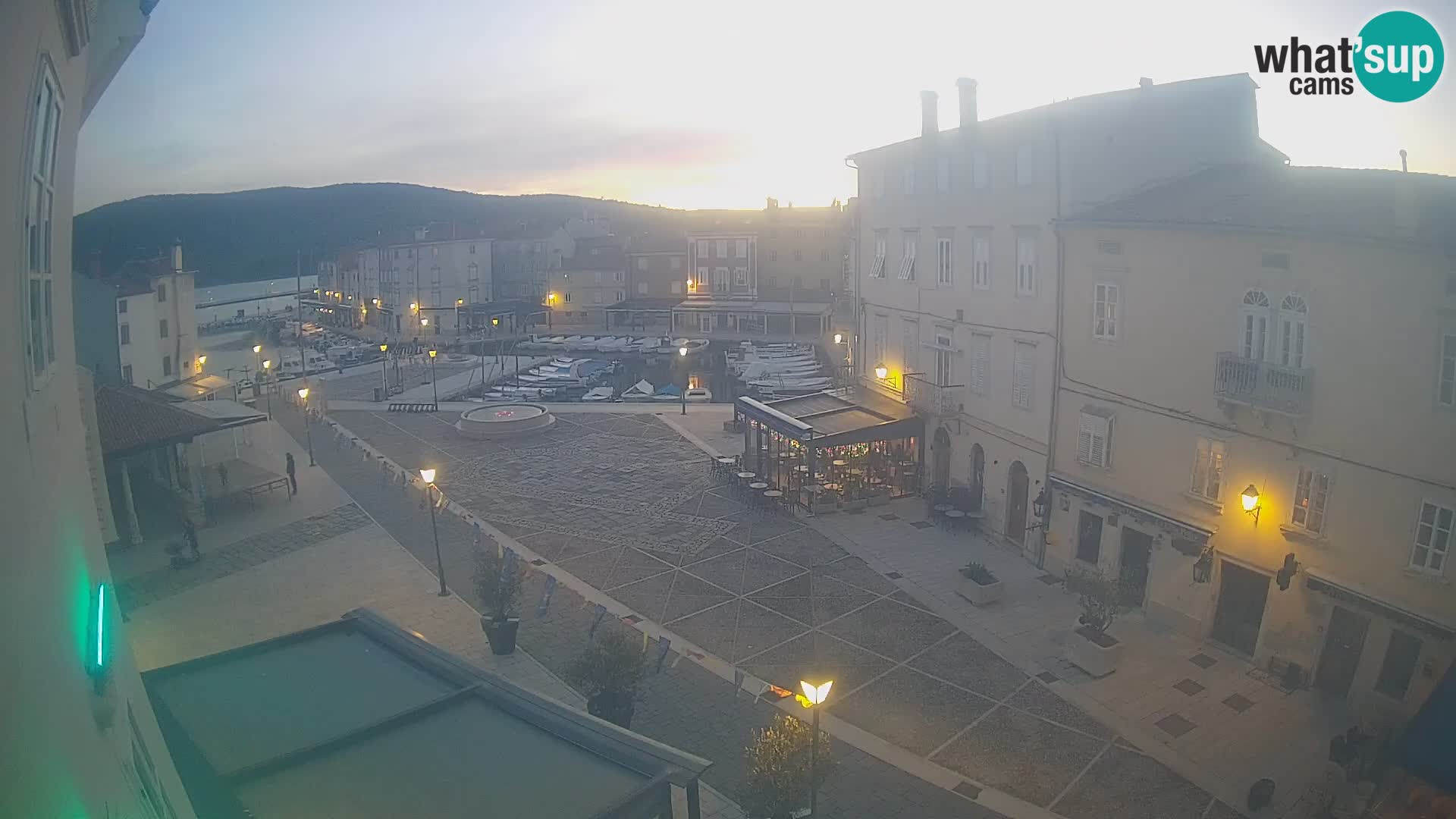 Cámara en vivo ciudad de Cres – plaza principal y “mandrač” – isla de Cres – Croacia