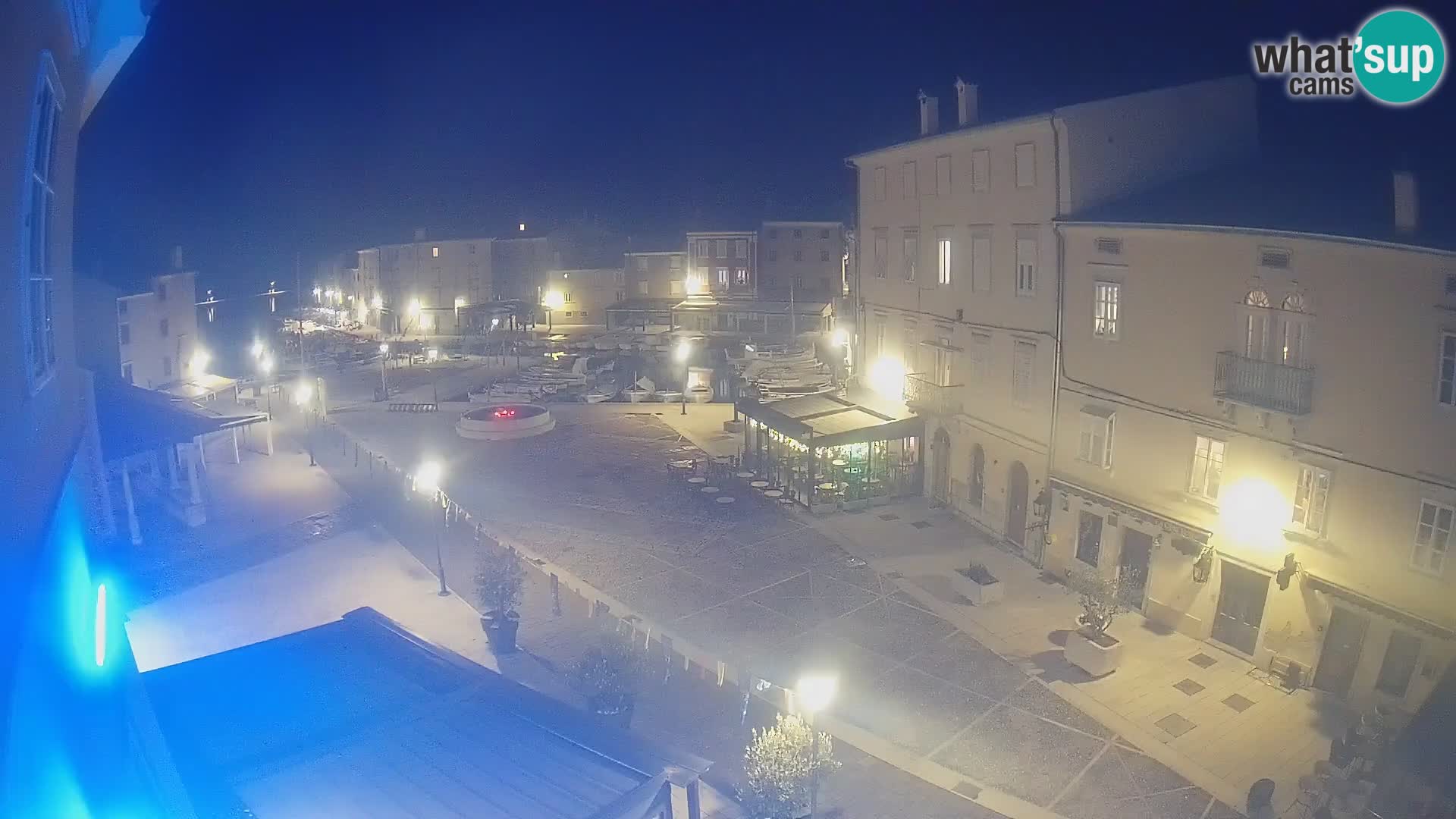 Web kamera Grad Cres – glavni trg i “mandrač” – otok Cres