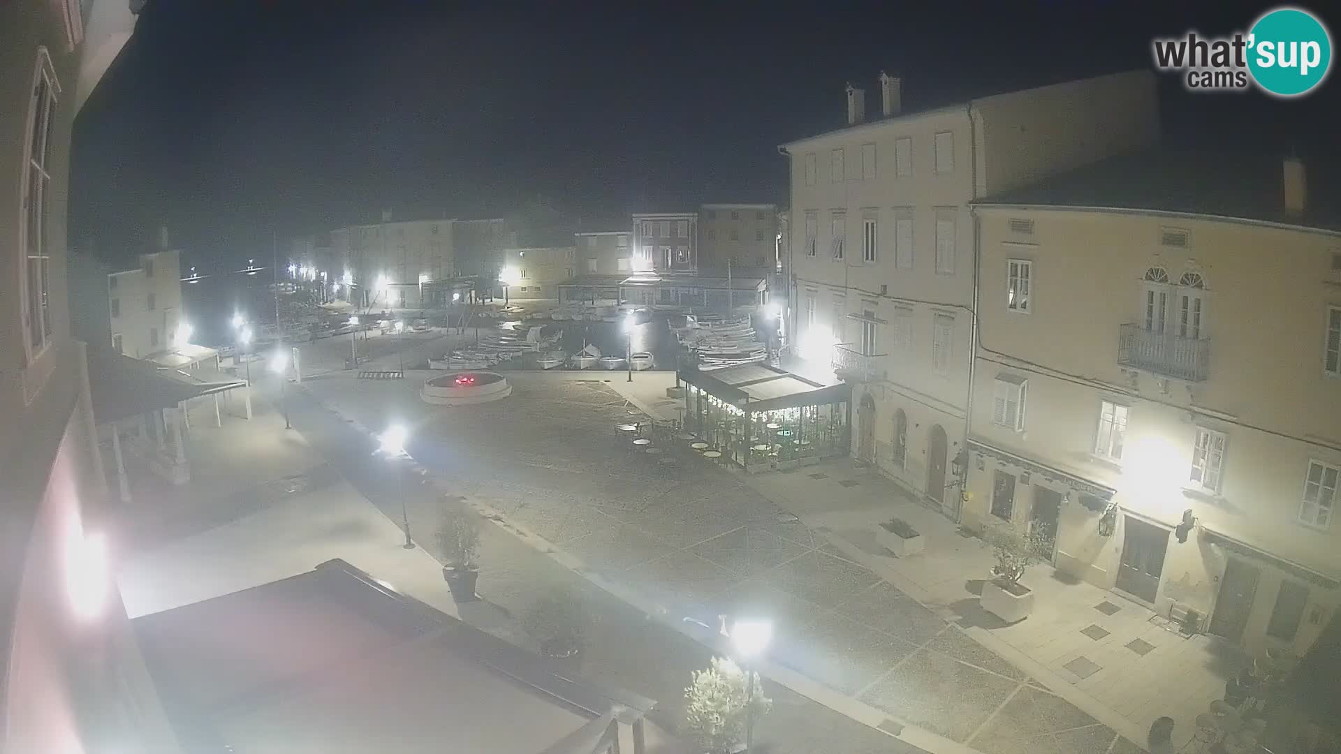 V ŽIVO spletna kamera Cres mesto – glavni trg in “mandrač” – otok Cres – Hrvaška