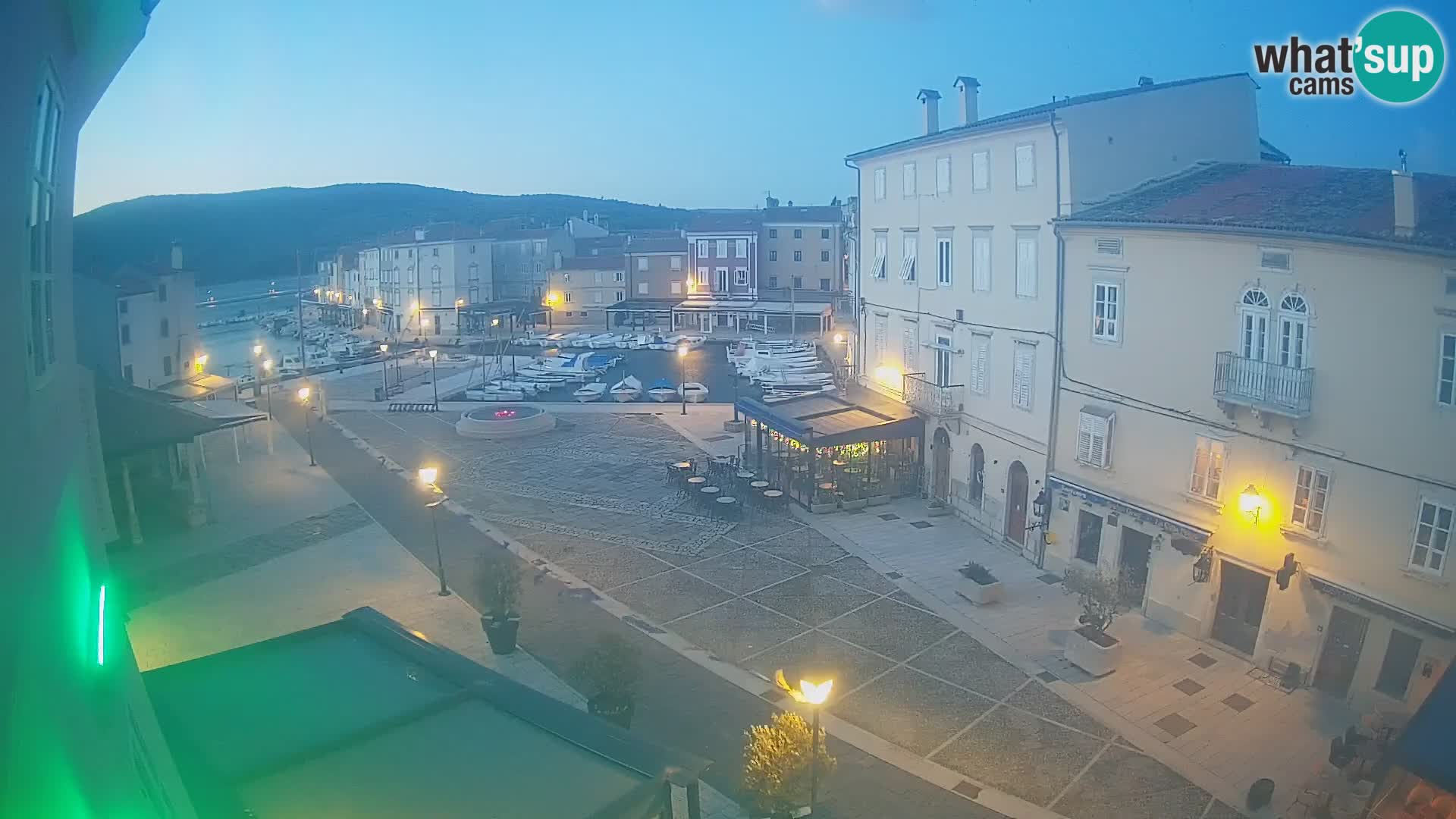 Kamera v ŽIVO Cres mesto – glavni trg in “mandrač” – otok Cres – Hrvaška