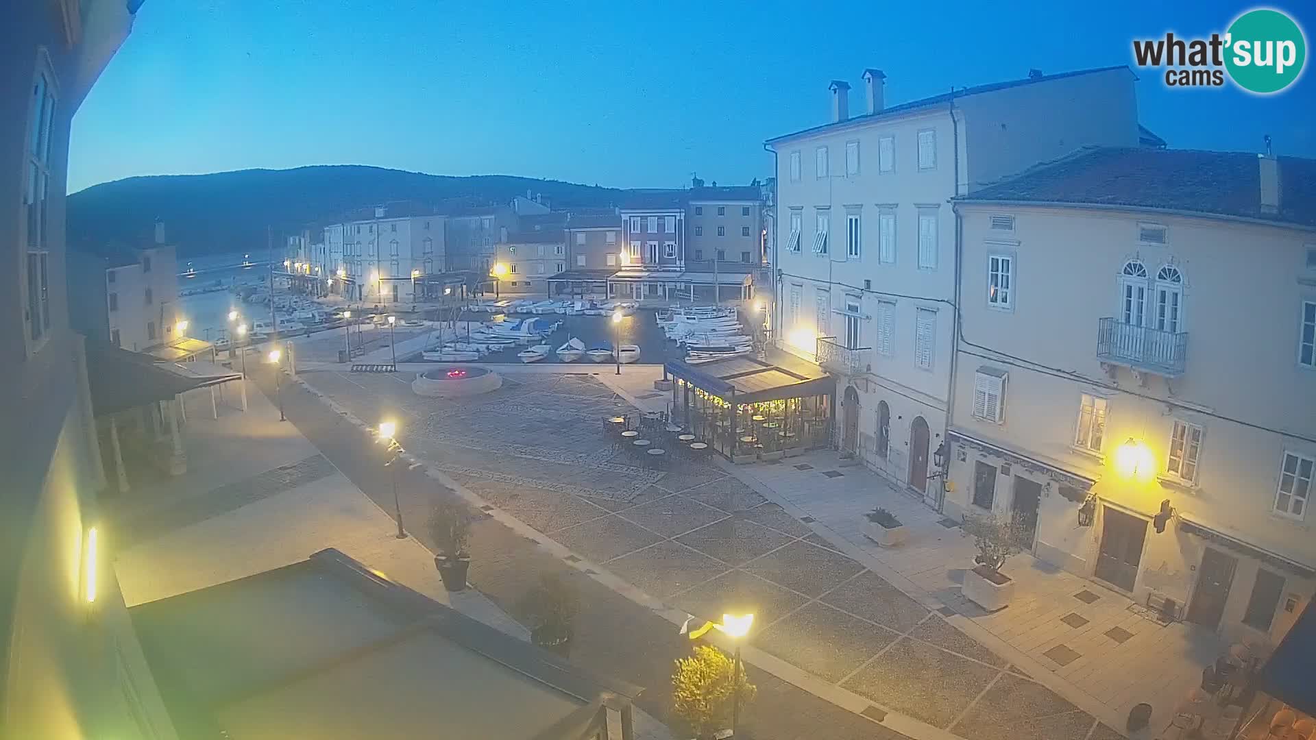 V ŽIVO spletna kamera Cres mesto – glavni trg in “mandrač” – otok Cres – Hrvaška