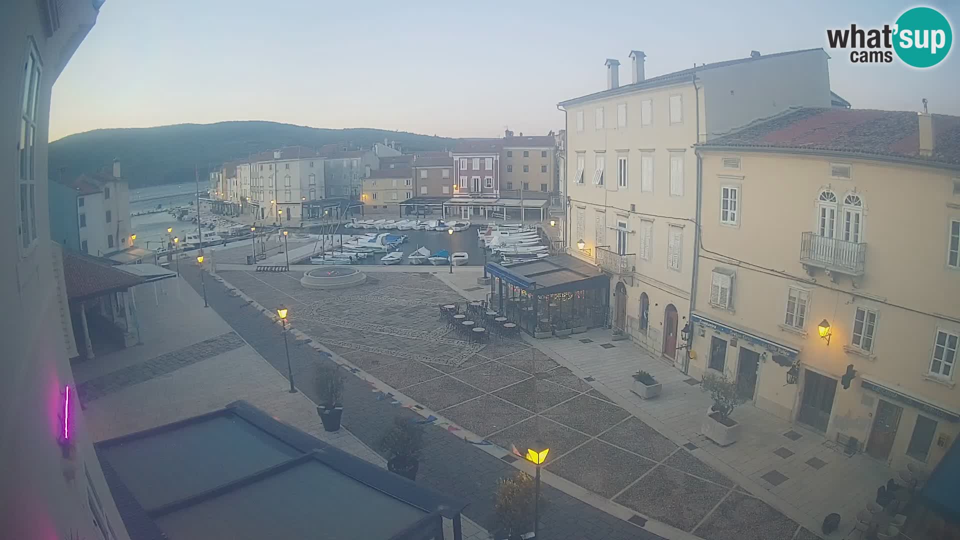 LIVE cam Cres city – place principale et “mandrač” – île de Cres – Croatie