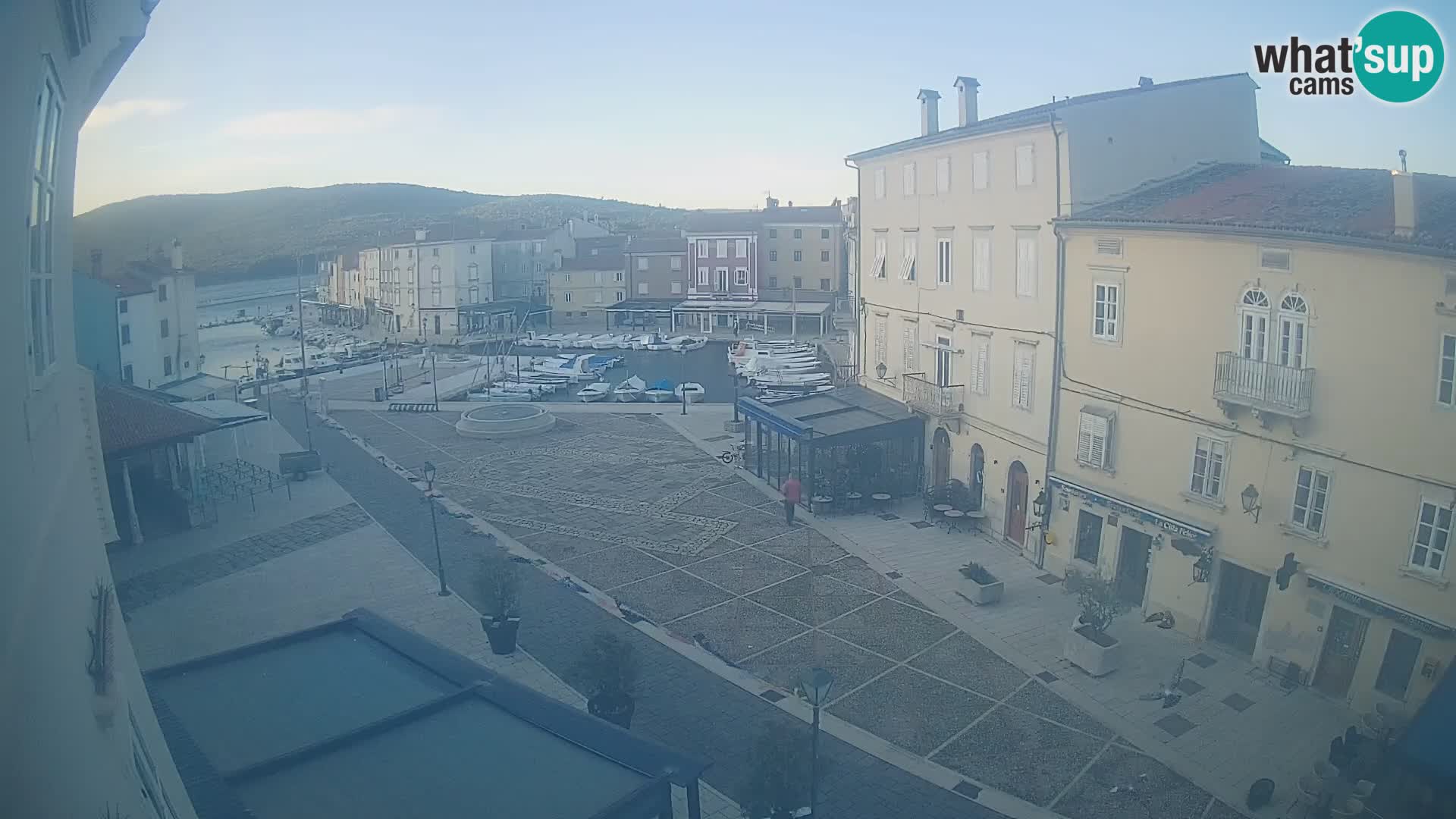 Web kamera Grad Cres – glavni trg i “mandrač” – otok Cres
