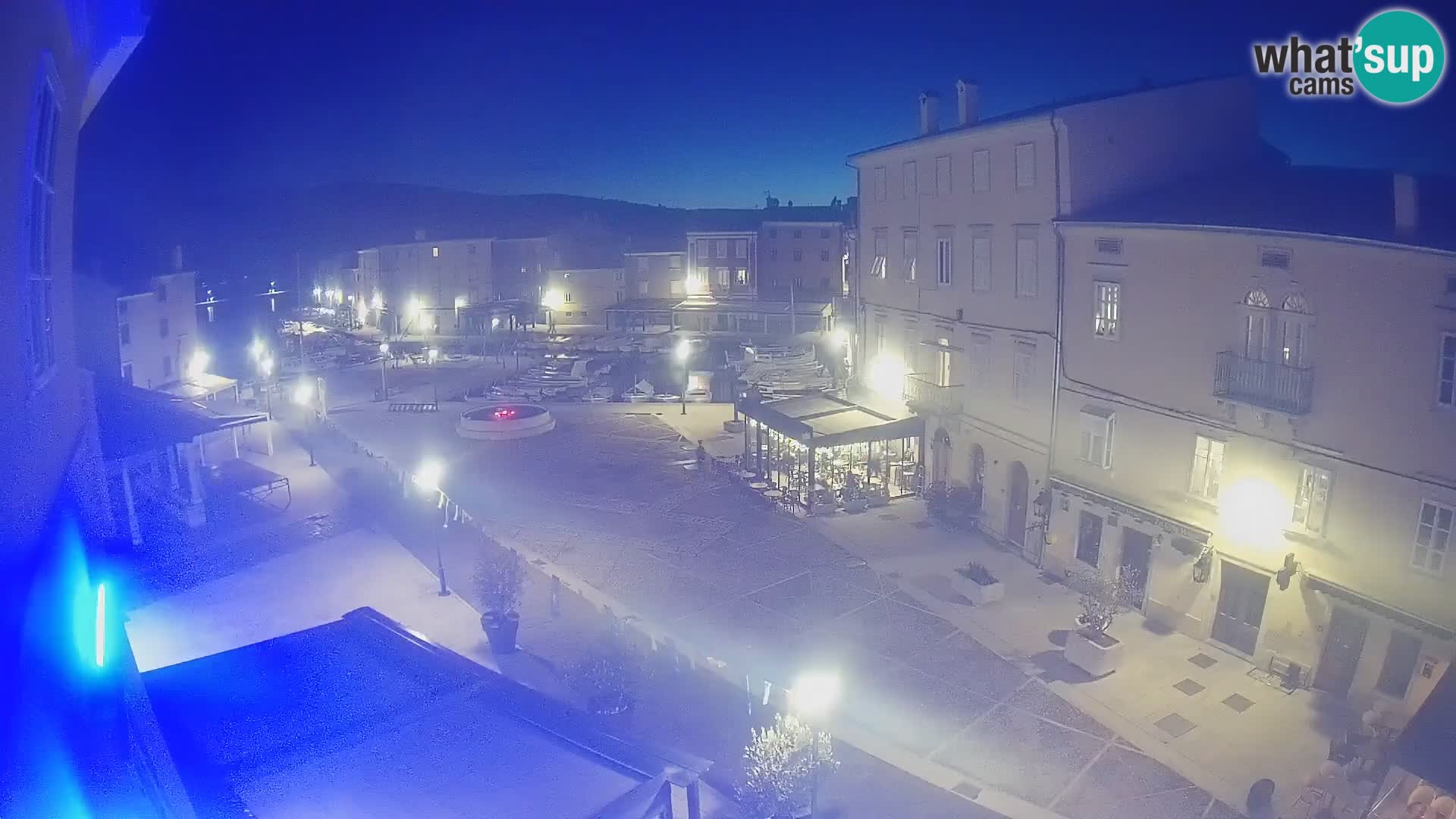 V ŽIVO spletna kamera Cres mesto – glavni trg in “mandrač” – otok Cres – Hrvaška