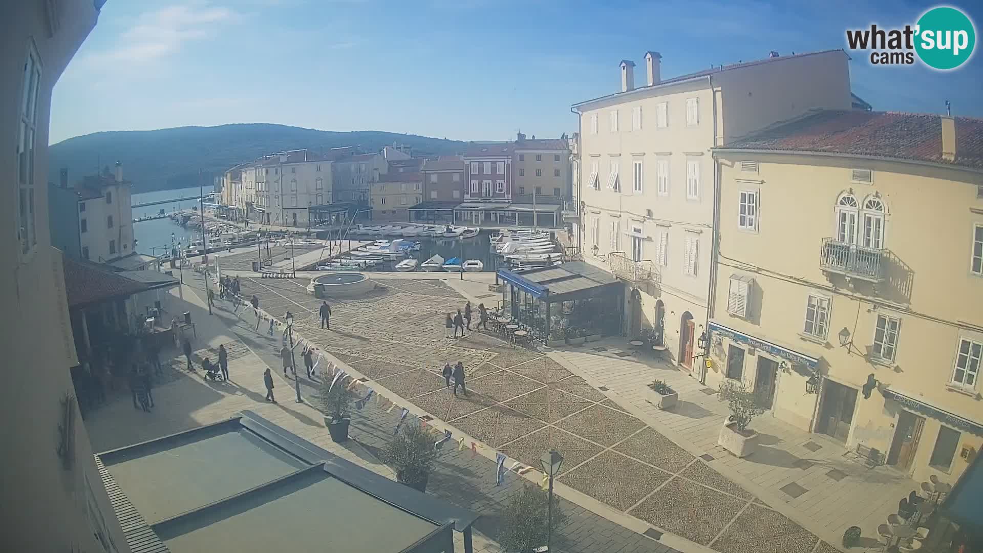 V ŽIVO spletna kamera Cres mesto – glavni trg in “mandrač” – otok Cres – Hrvaška