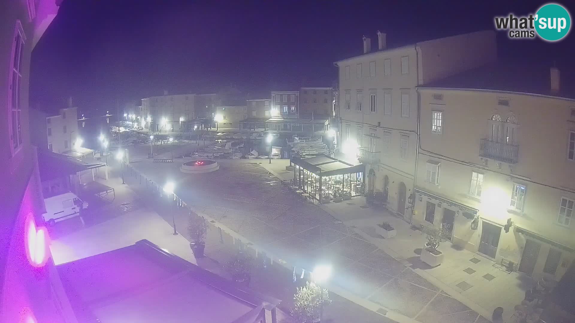 V ŽIVO spletna kamera Cres mesto – glavni trg in “mandrač” – otok Cres – Hrvaška