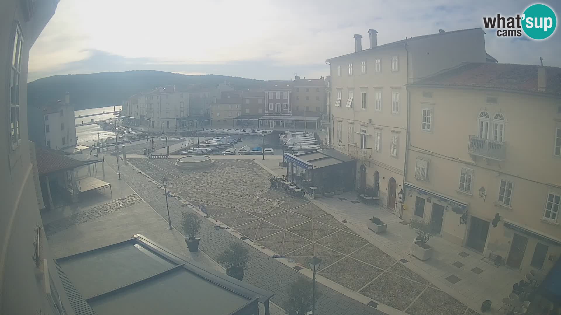 LIVE cam Cres city – place principale et “mandrač” – île de Cres – Croatie