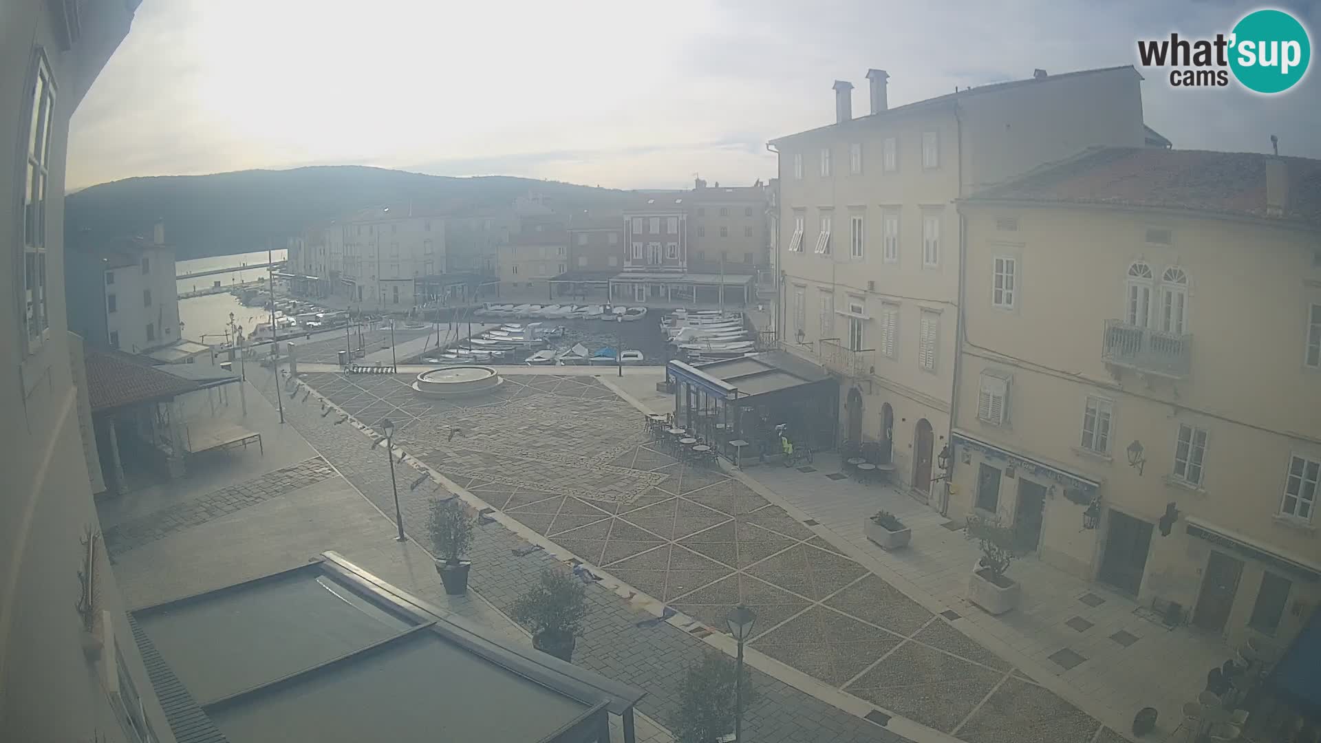 LIVE cam Cres city – place principale et “mandrač” – île de Cres – Croatie