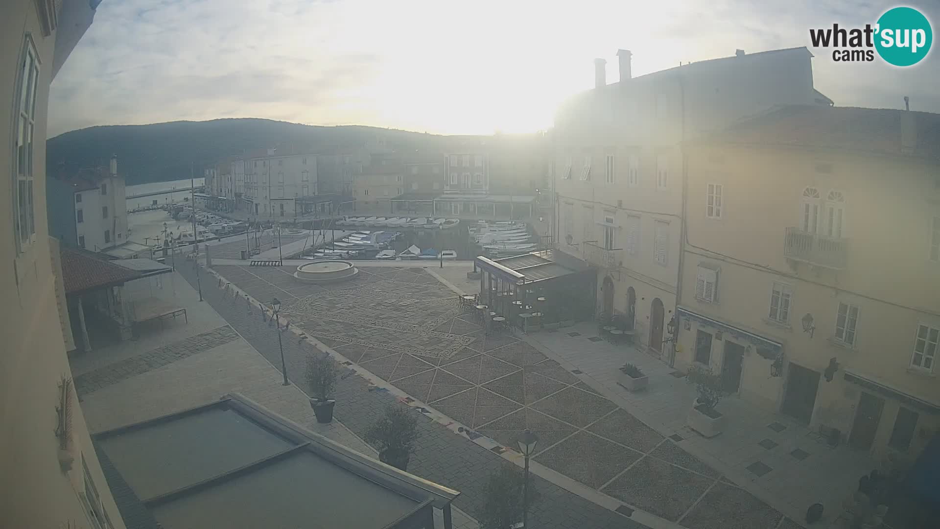 LIVE cam Cres city – place principale et “mandrač” – île de Cres – Croatie