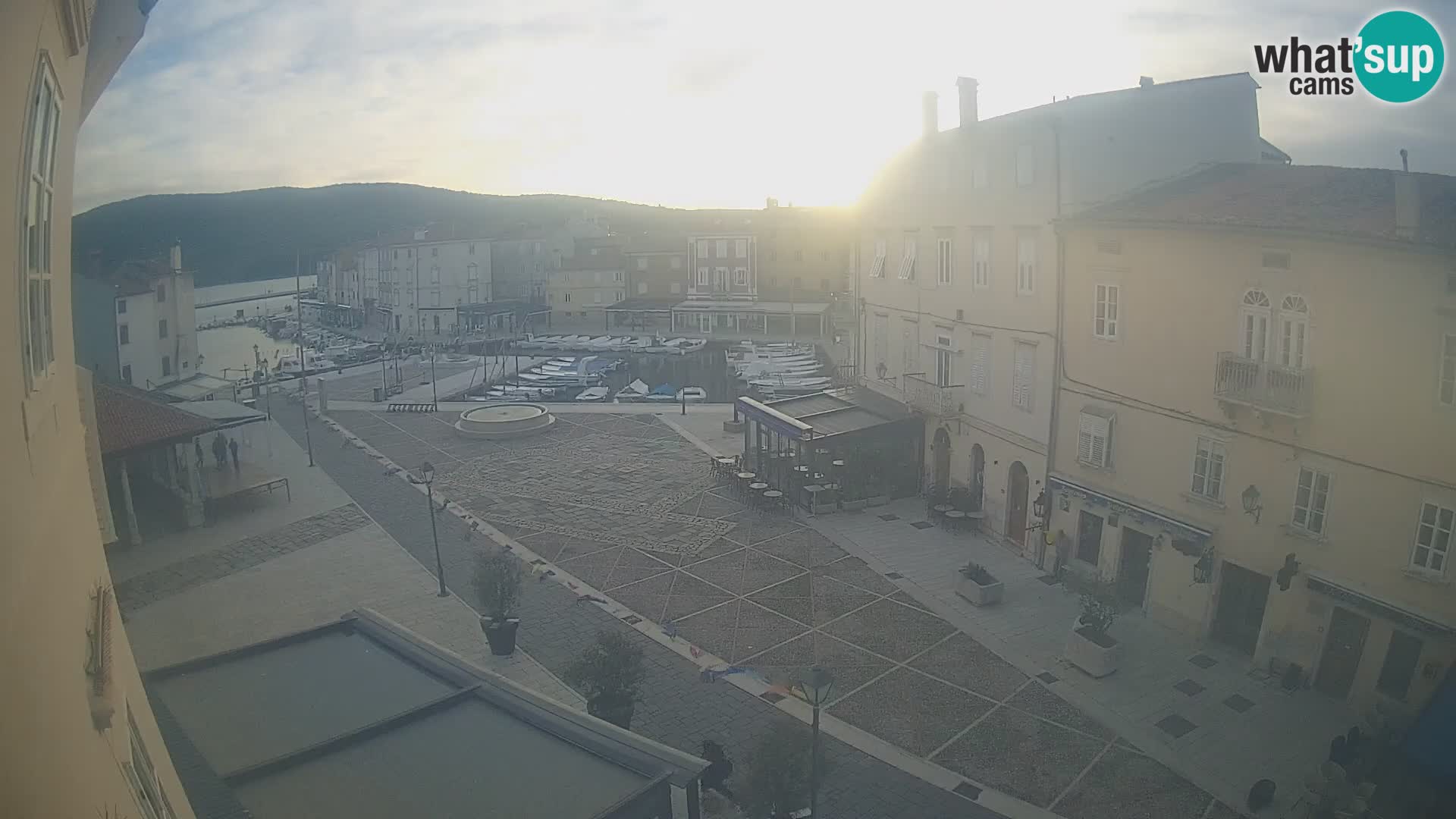 LIVE cam Cres city – place principale et “mandrač” – île de Cres – Croatie