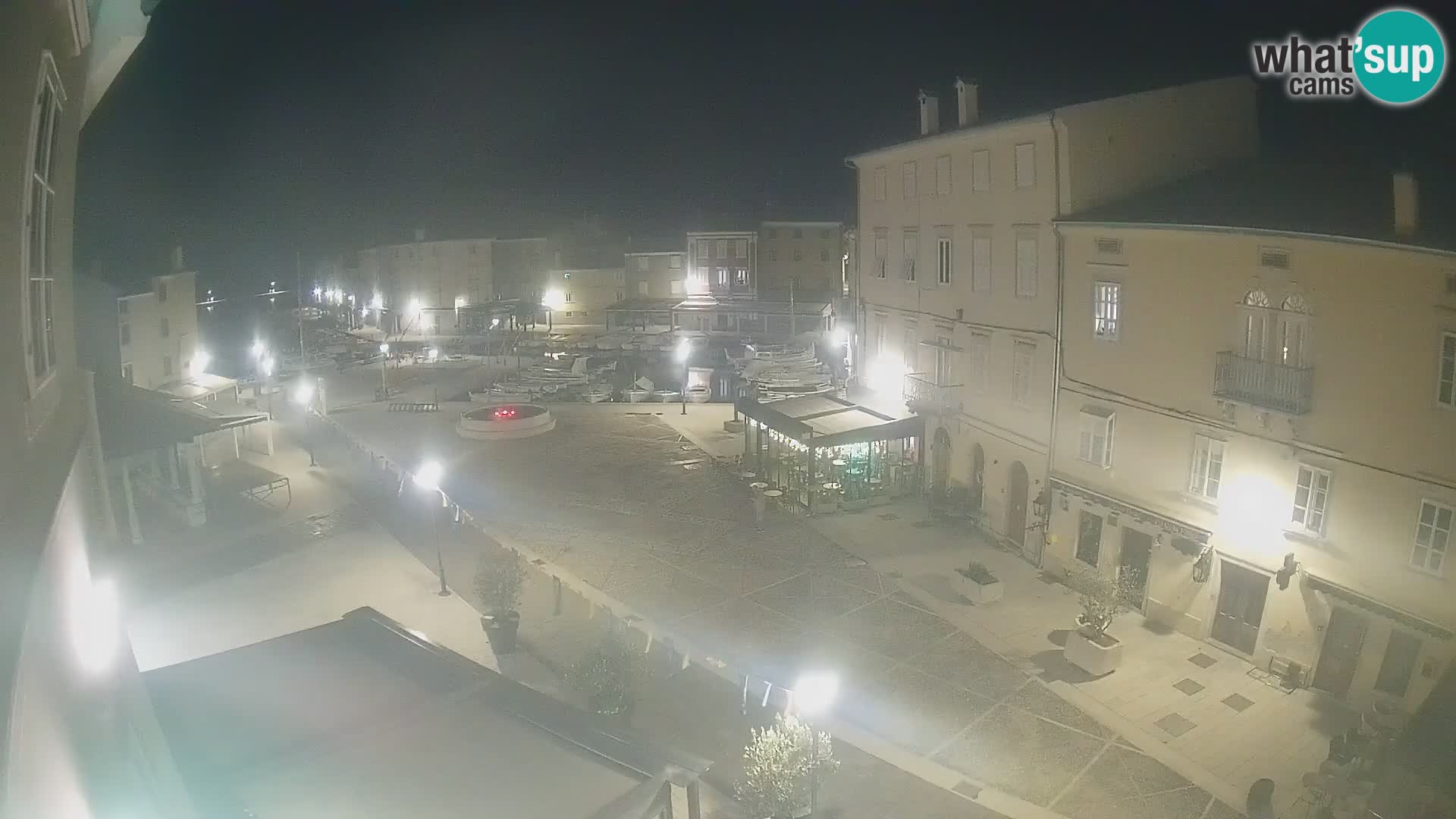 Web kamera Grad Cres – glavni trg i “mandrač” – otok Cres