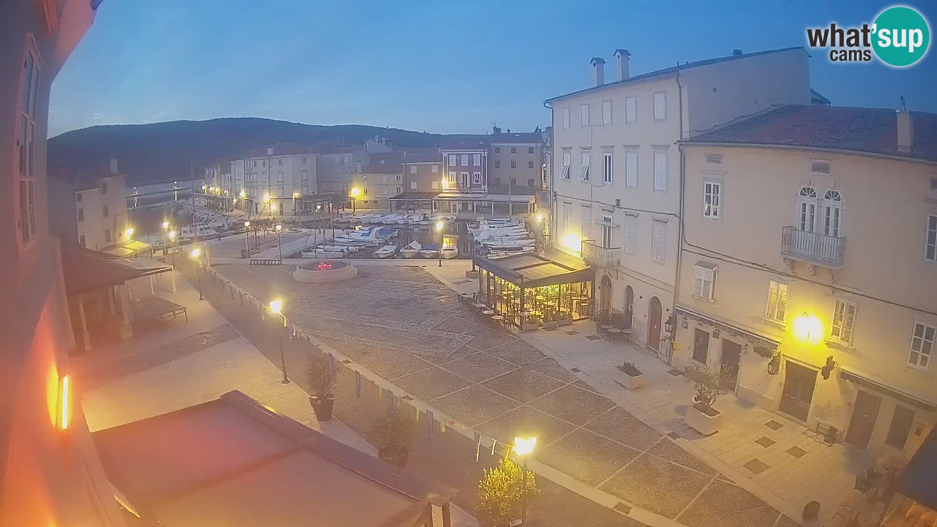 V ŽIVO spletna kamera Cres mesto – glavni trg in “mandrač” – otok Cres – Hrvaška