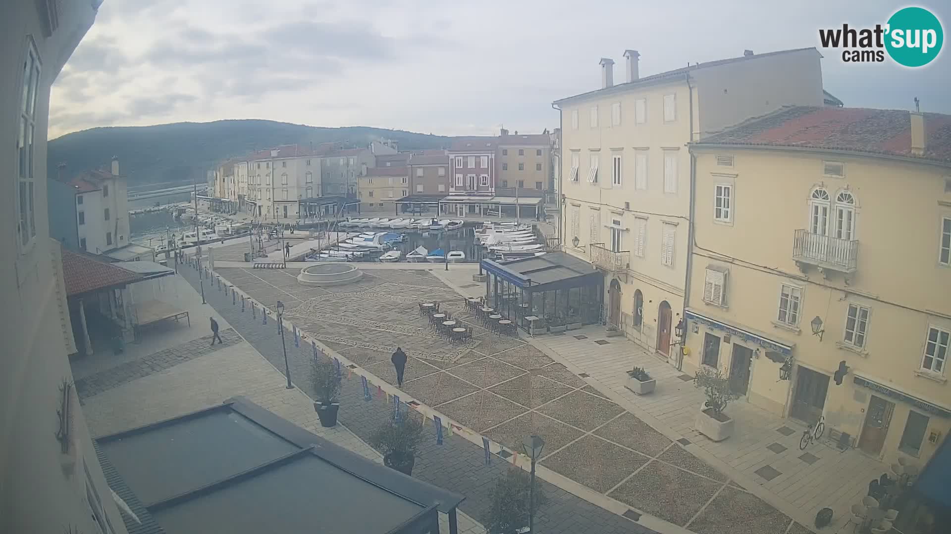 Web kamera Grad Cres – glavni trg i “mandrač” – otok Cres