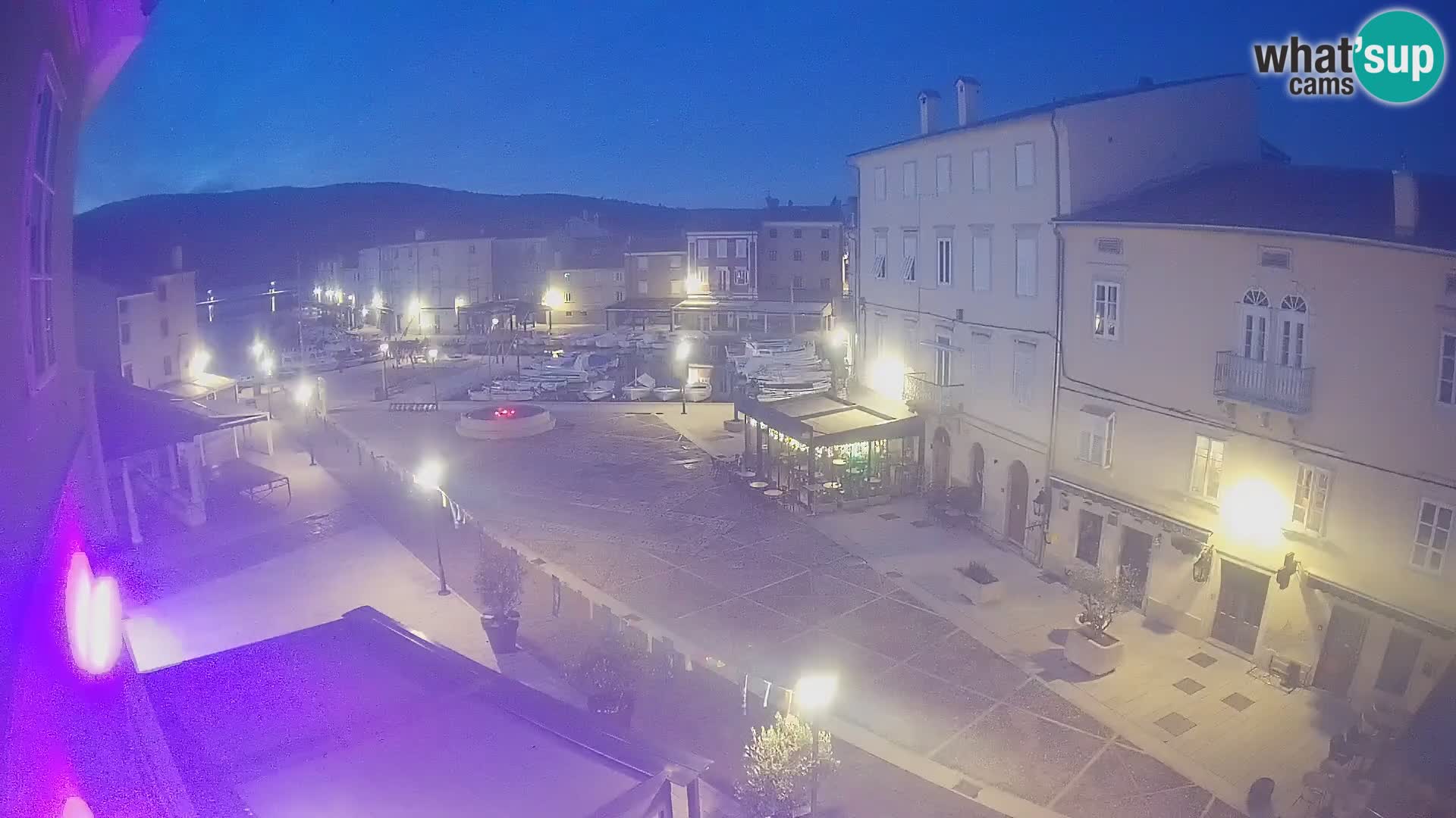 Web kamera Grad Cres – glavni trg i “mandrač” – otok Cres