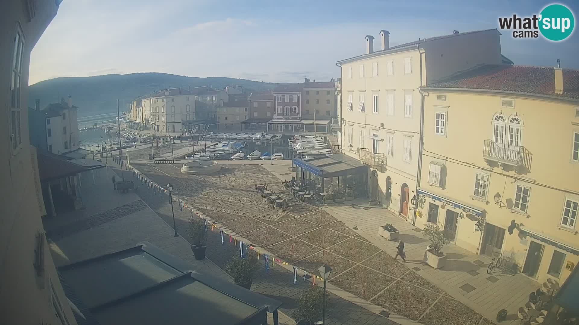 Web kamera Grad Cres – glavni trg i “mandrač” – otok Cres