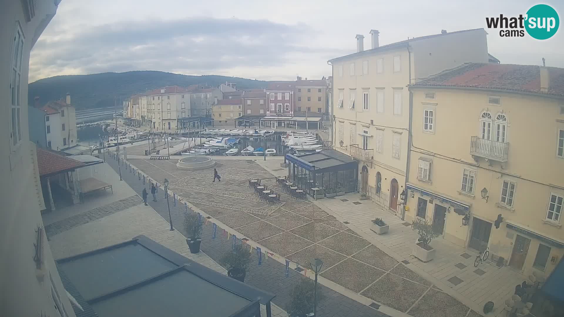LIVE cam Cres city – place principale et “mandrač” – île de Cres – Croatie