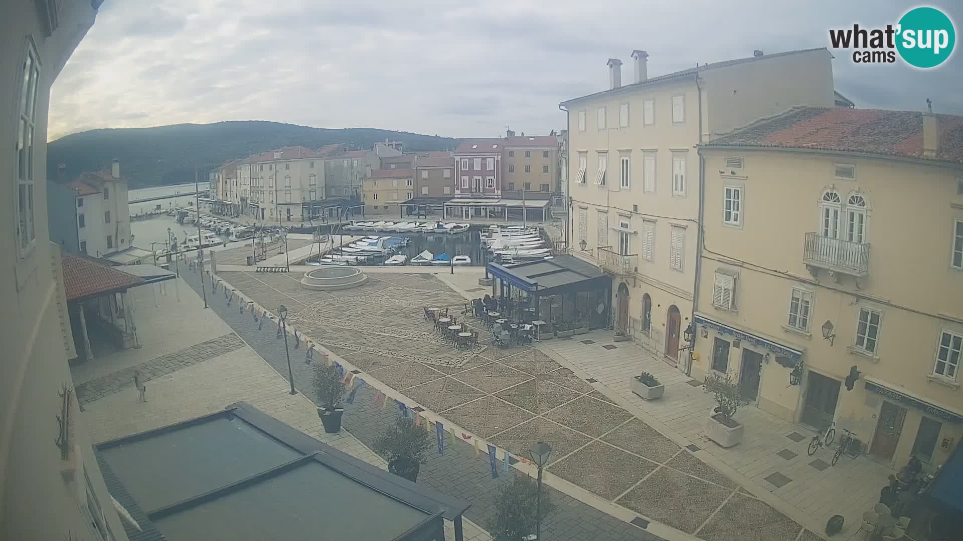 LIVE cam Cres city – place principale et “mandrač” – île de Cres – Croatie