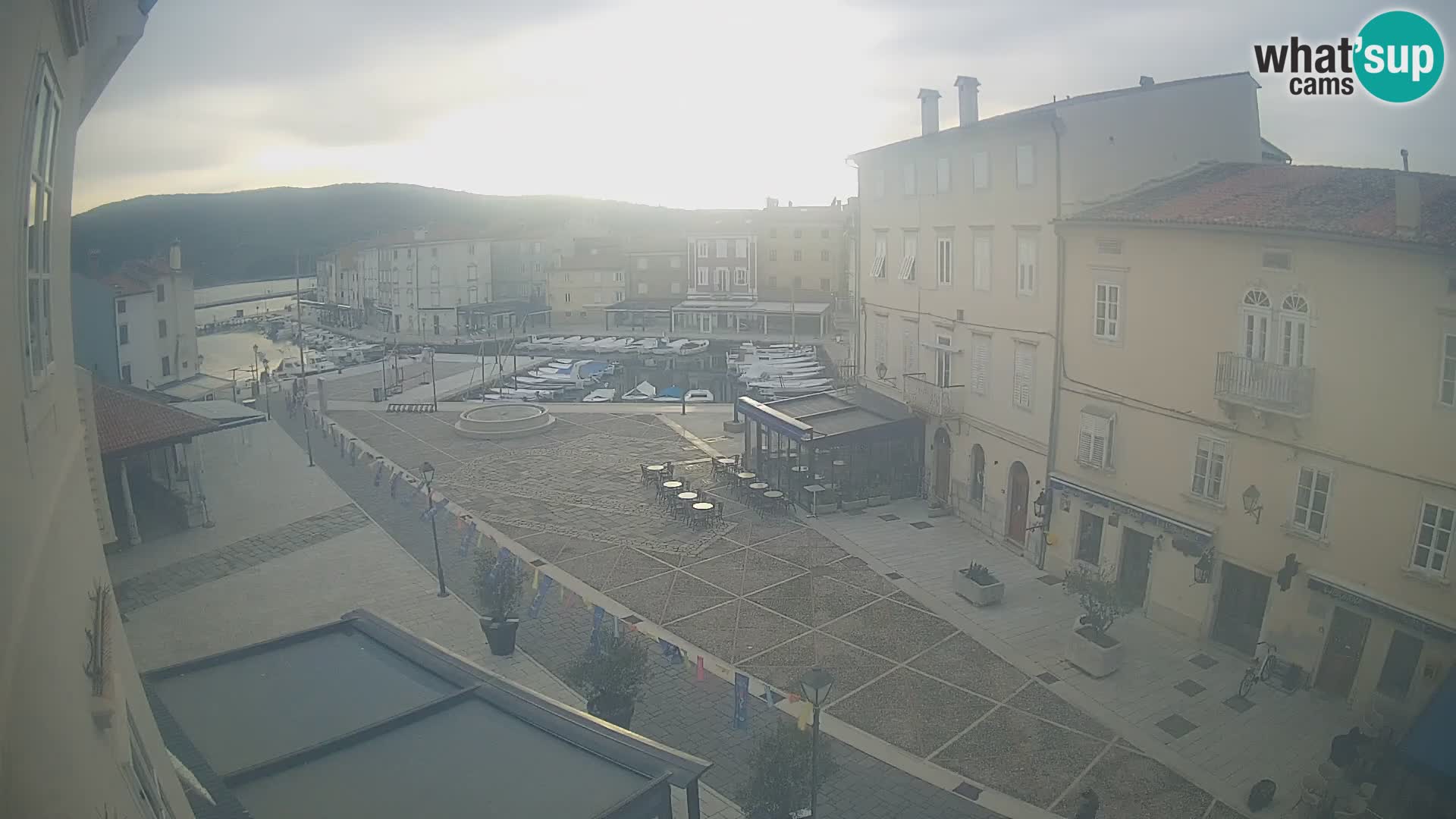 Cámara en vivo ciudad de Cres – plaza principal y “mandrač” – isla de Cres – Croacia