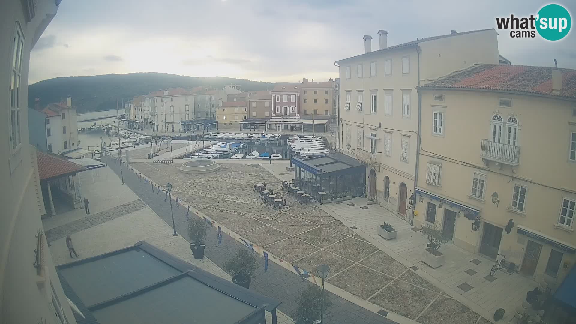 Web kamera Grad Cres – glavni trg i “mandrač” – otok Cres