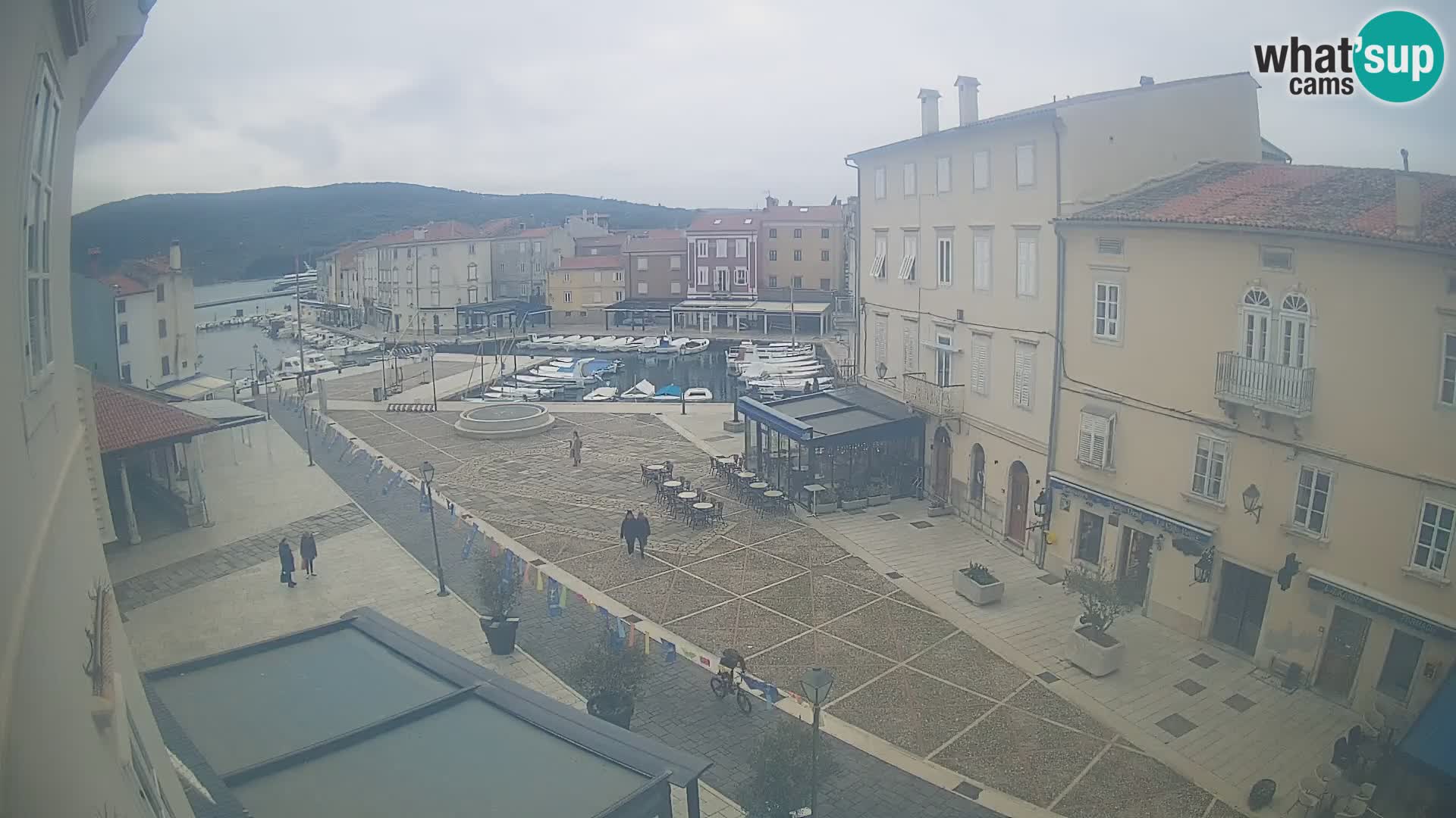 Cámara en vivo ciudad de Cres – plaza principal y “mandrač” – isla de Cres – Croacia