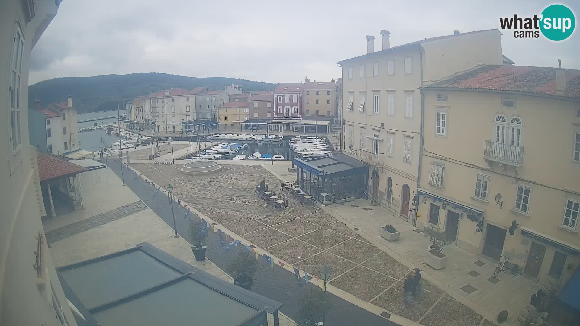 Web kamera Grad Cres – glavni trg i “mandrač” – otok Cres