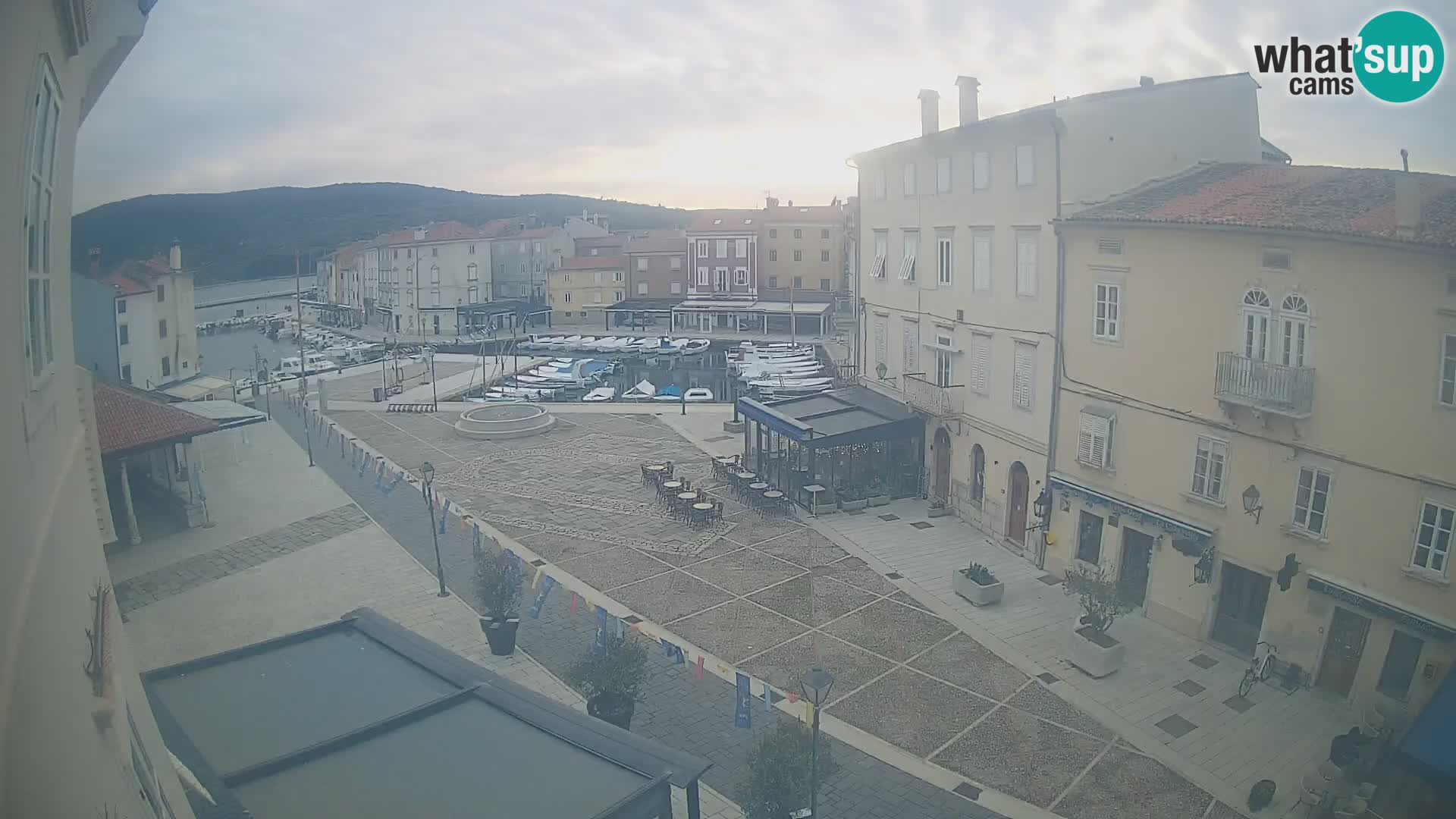 LIVE cam Cres city – place principale et “mandrač” – île de Cres – Croatie
