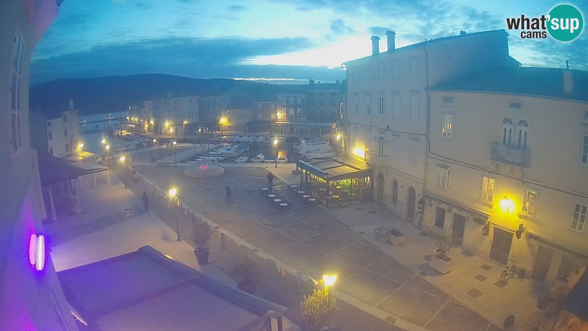 Web kamera Grad Cres – glavni trg i “mandrač” – otok Cres