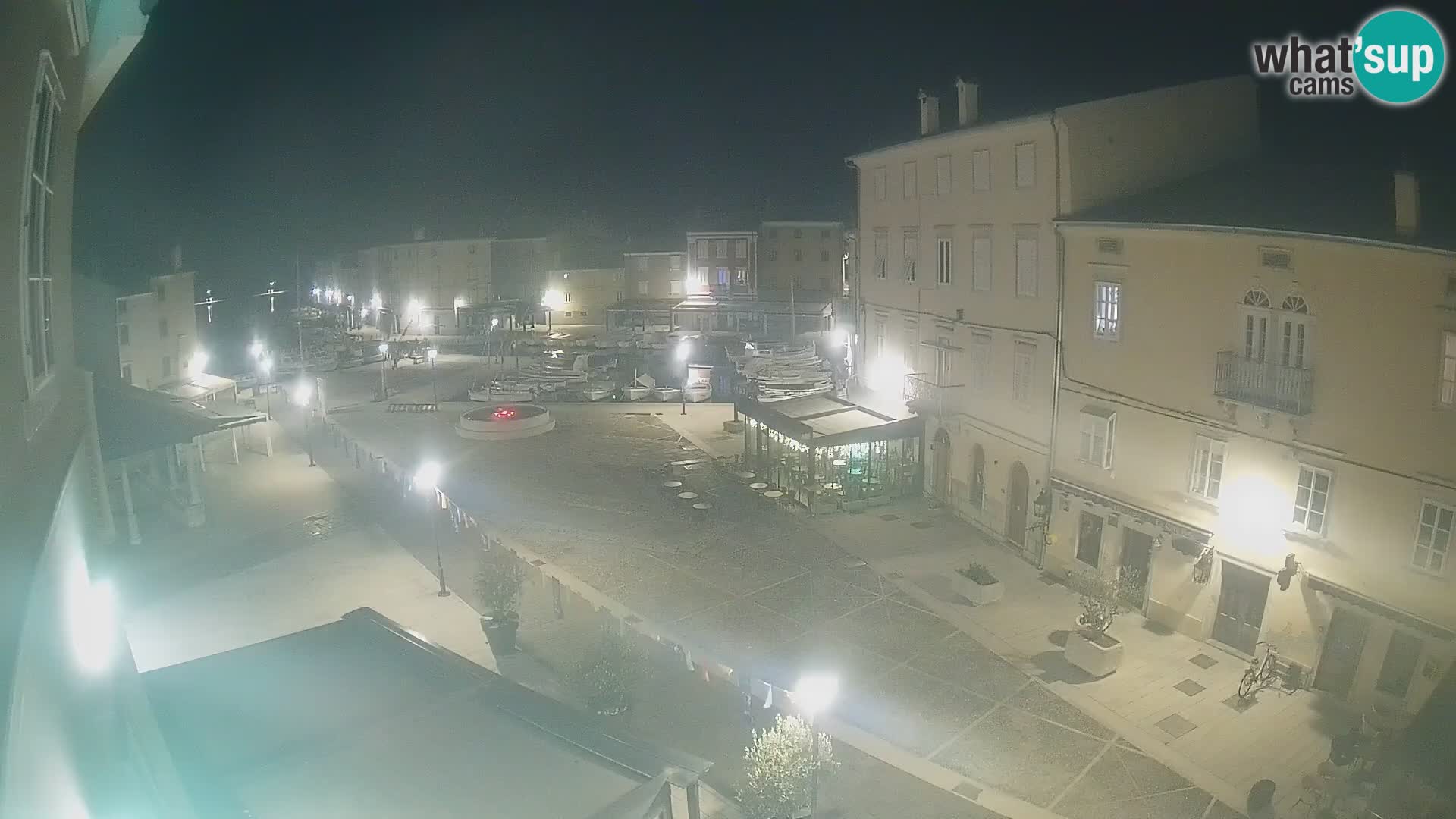 V ŽIVO spletna kamera Cres mesto – glavni trg in “mandrač” – otok Cres – Hrvaška