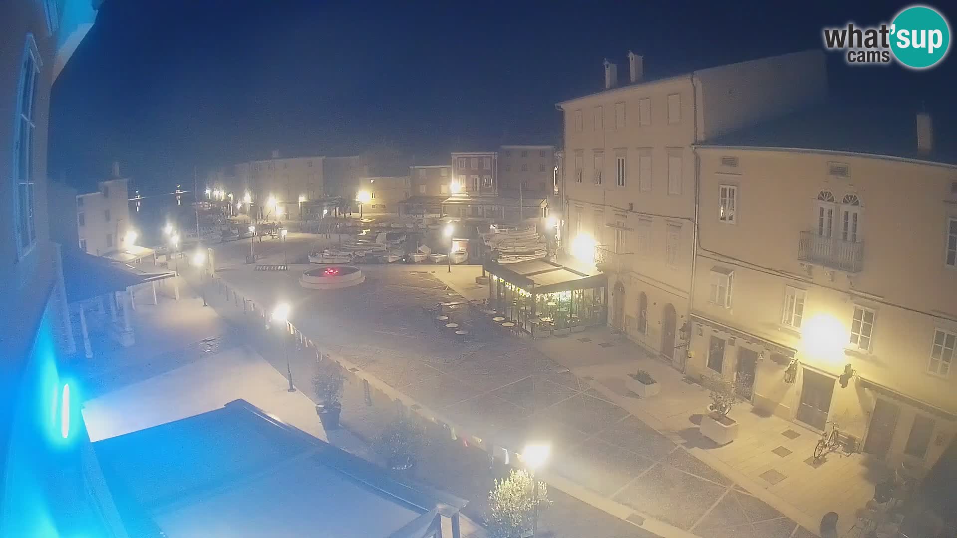 V ŽIVO spletna kamera Cres mesto – glavni trg in “mandrač” – otok Cres – Hrvaška